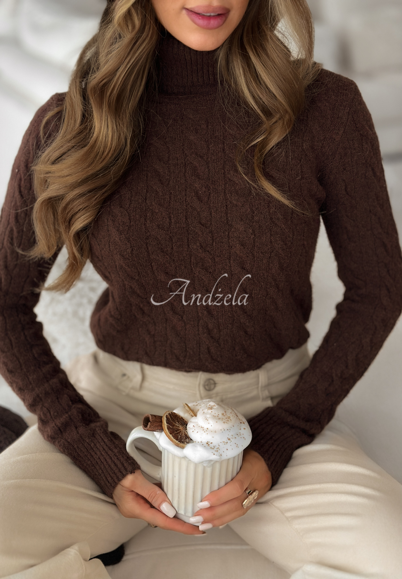Dekorativ gestrickter Rollkragenpullover I Love Cold Schokoladenbraun