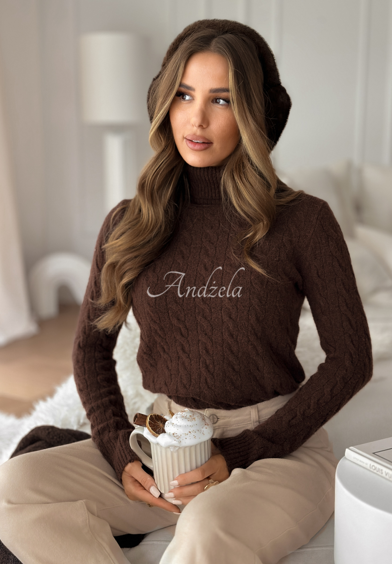 Dekorativ gestrickter Rollkragenpullover I Love Cold Schokoladenbraun
