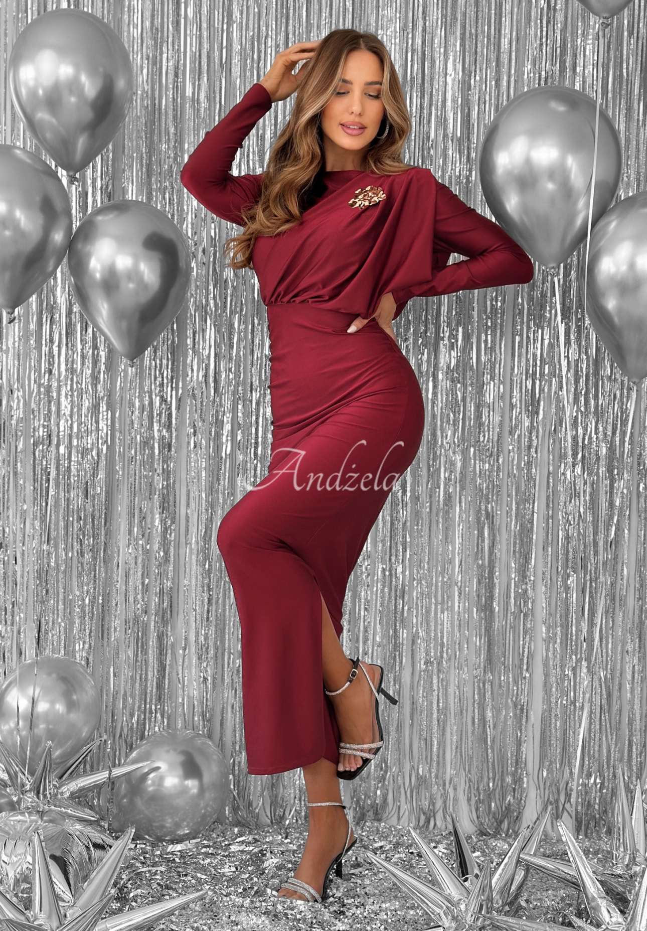 Figurbetontes Kleid mit Rüschen Night Of The Year Burgunderrot