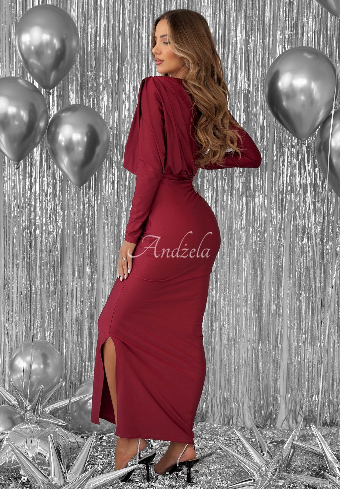 Figurbetontes Kleid mit Rüschen Night Of The Year Burgunderrot