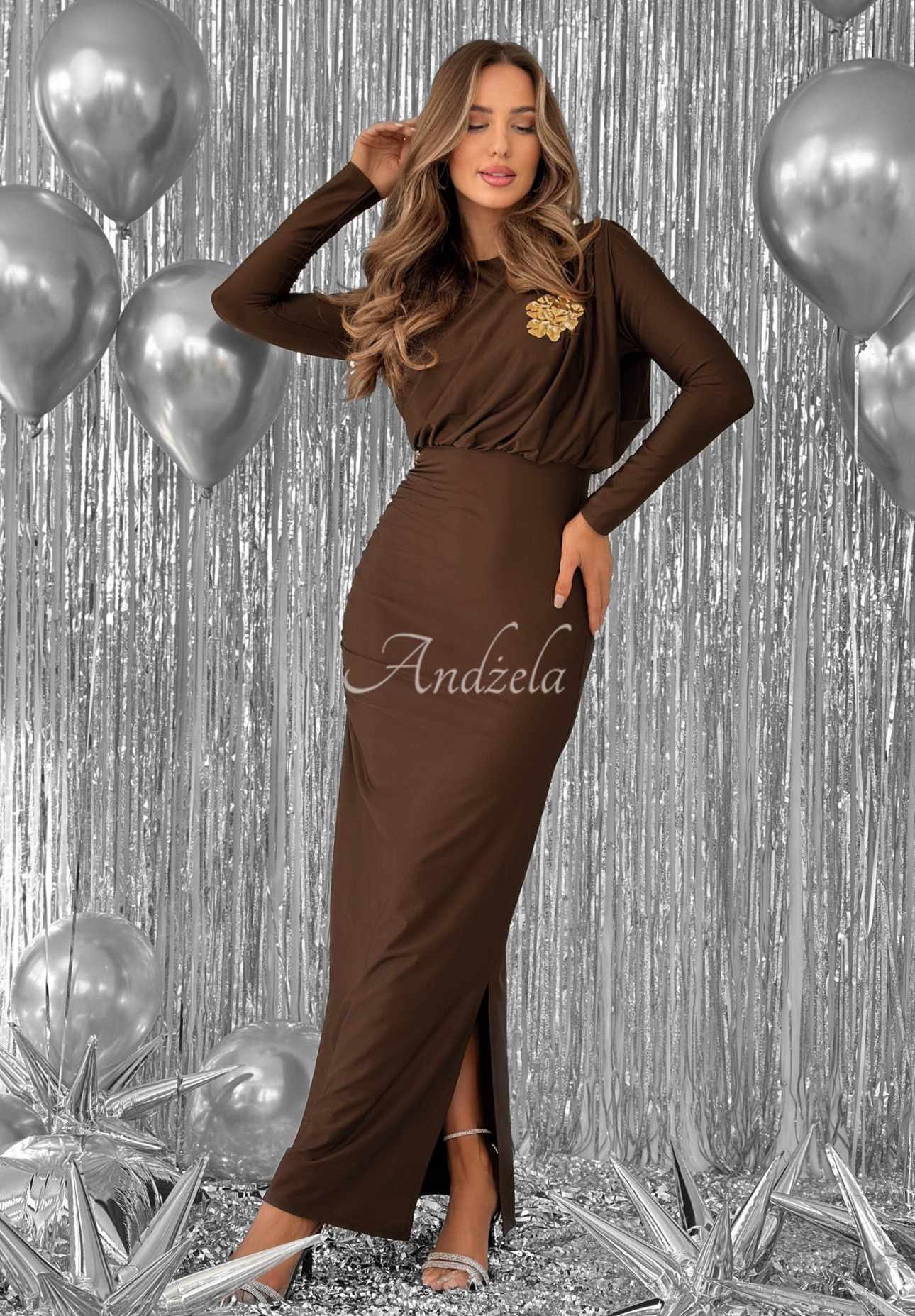 Figurbetontes Kleid mit Rüschen Night Of The Year Schokoladenbraun