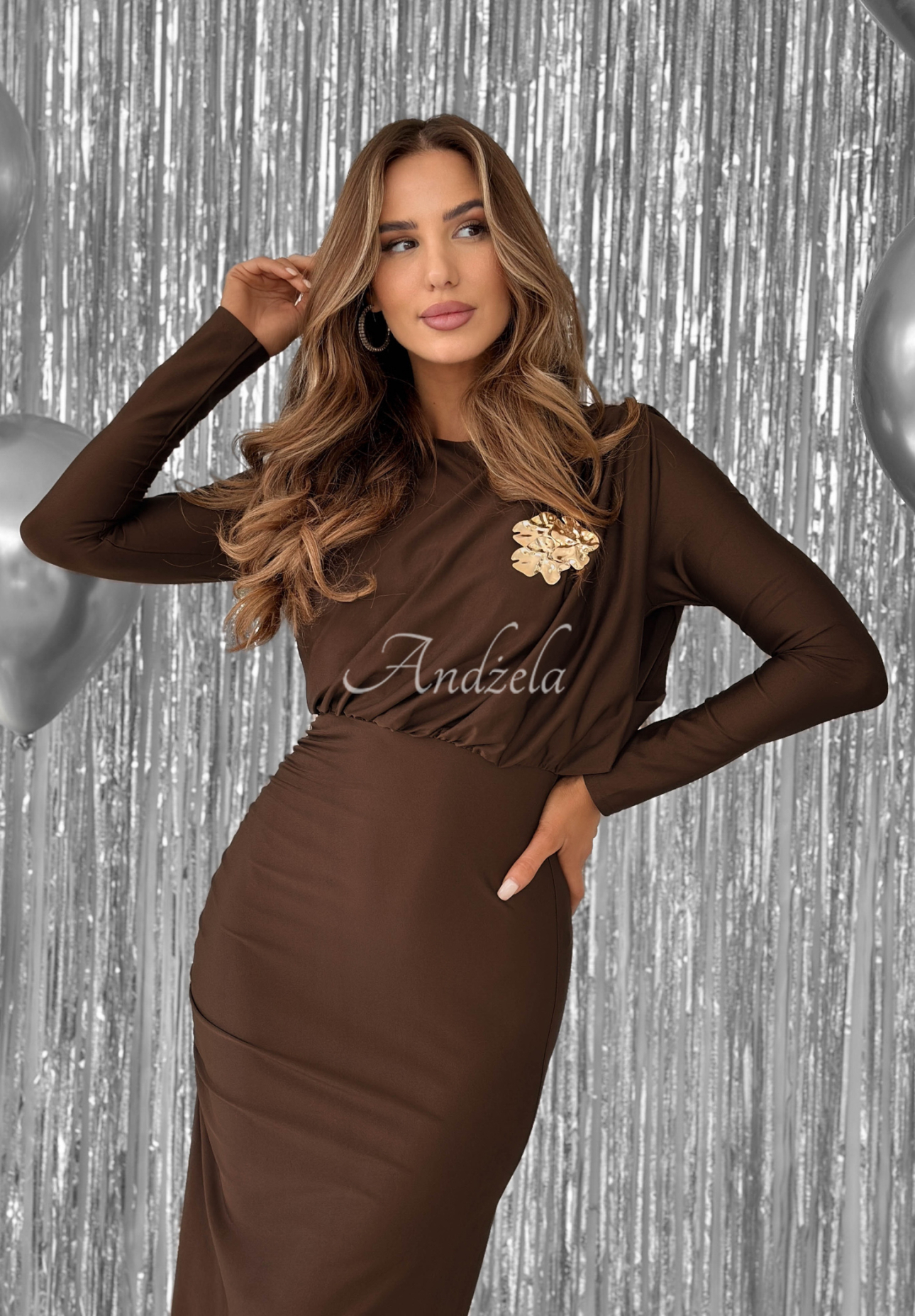 Figurbetontes Kleid mit Rüschen Night Of The Year Schokoladenbraun