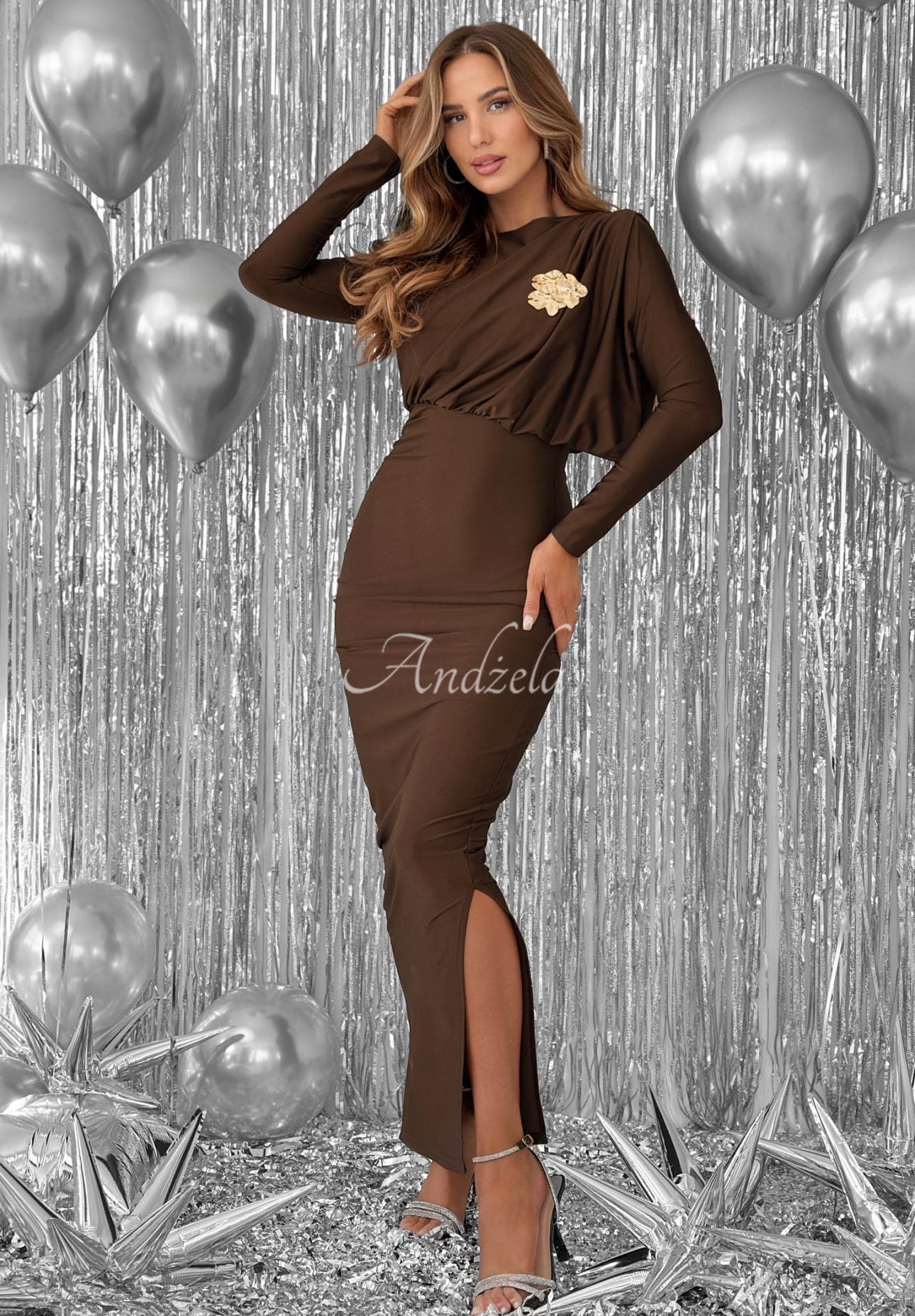 Figurbetontes Kleid mit Rüschen Night Of The Year Schokoladenbraun