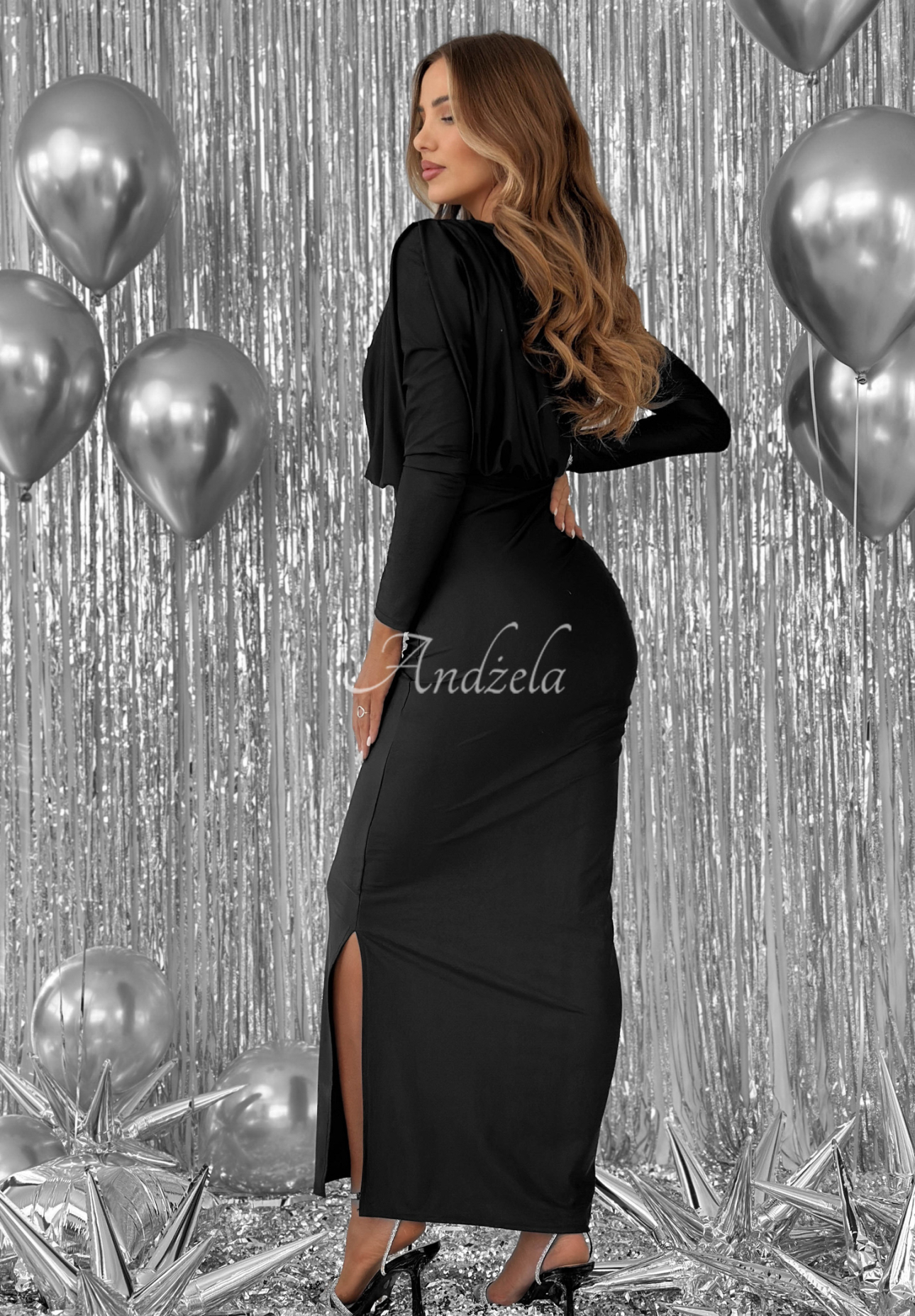 Figurbetontes Kleid mit Rüschen Night Of The Year Schwarz
