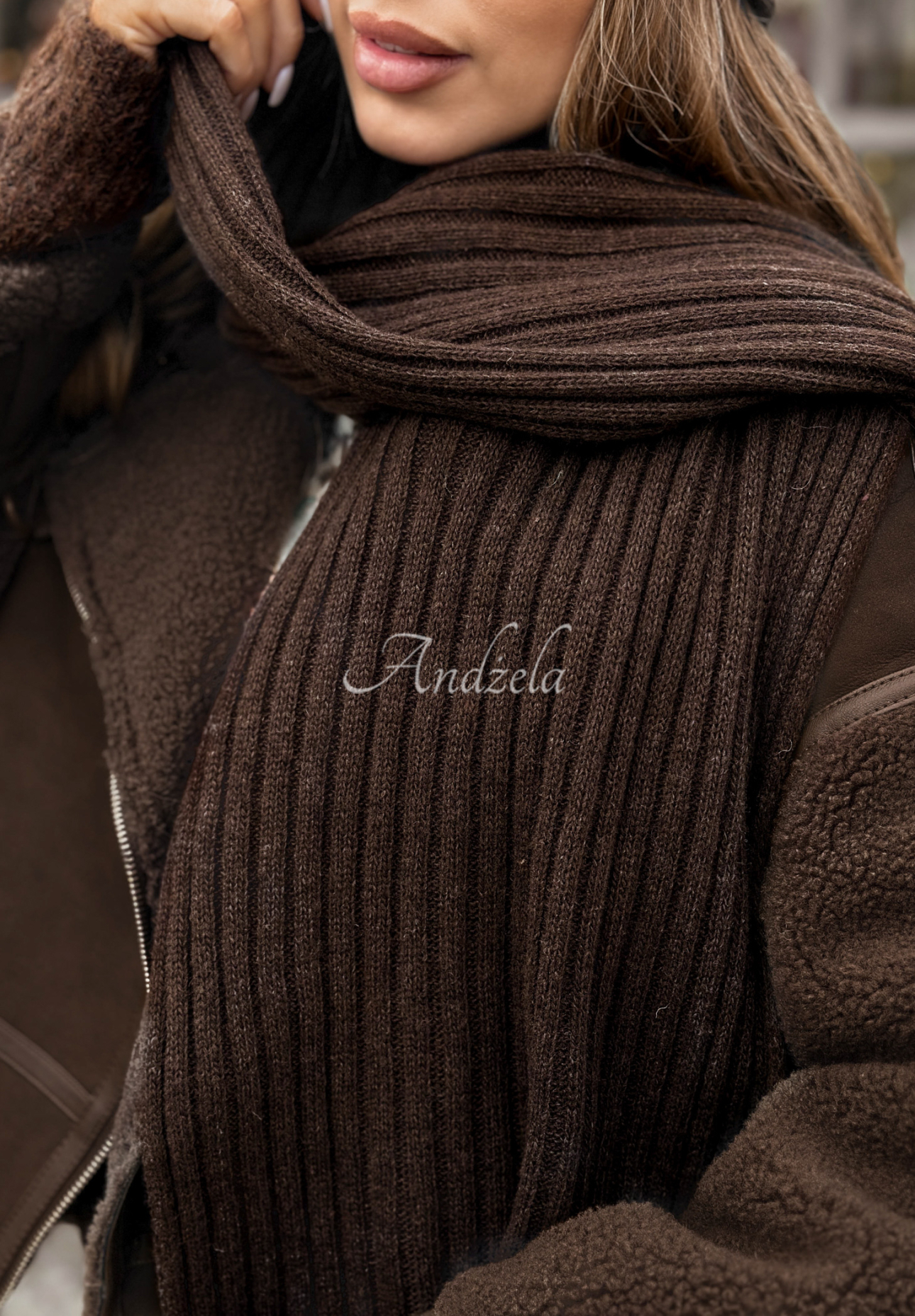 Geripptes Set aus Mütze und Schal aus Wolle und Kaschmir Snow Dates Schokoladenbraun