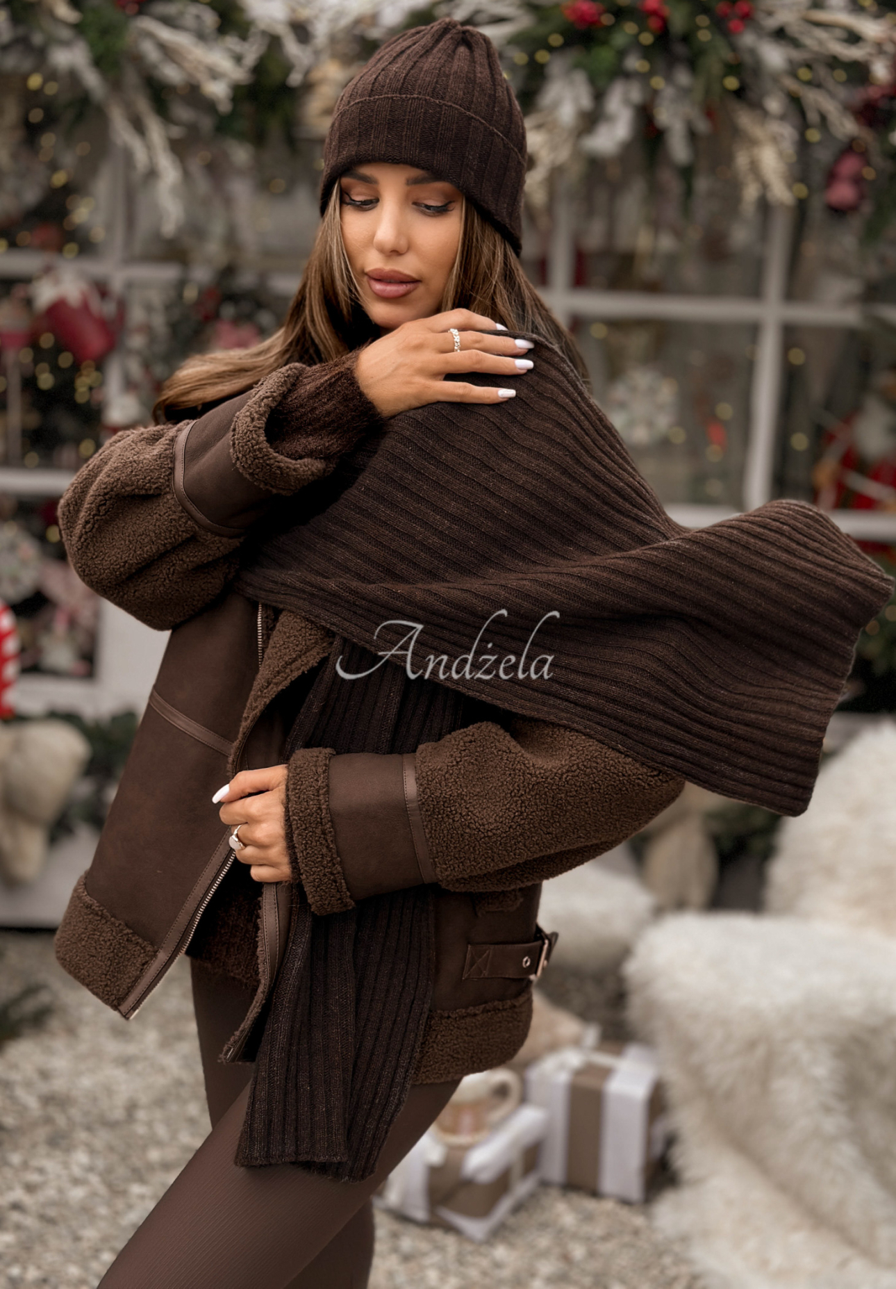 Geripptes Set aus Mütze und Schal aus Wolle und Kaschmir Snow Dates Schokoladenbraun