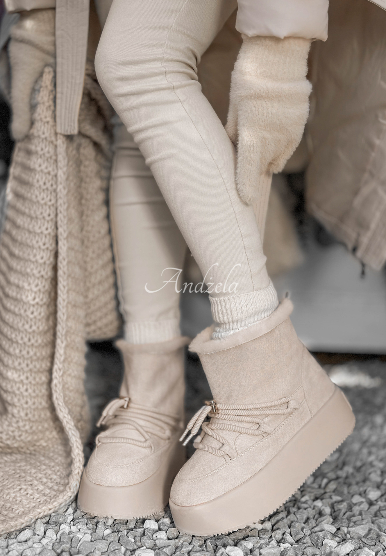 Kurze Wildleder-Schneestiefel mit Schnürung Cold As Ice Hell Beige