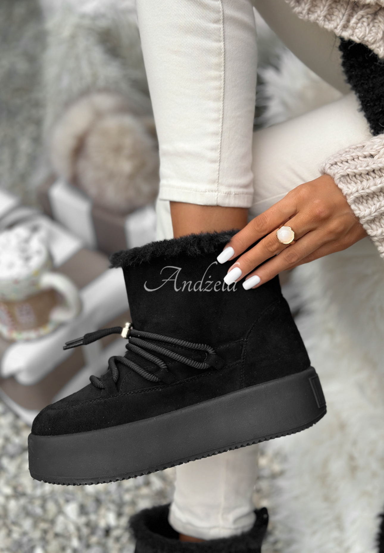 Kurze Wildleder-Schneestiefel mit Schnürung Cold As Ice Schwarz