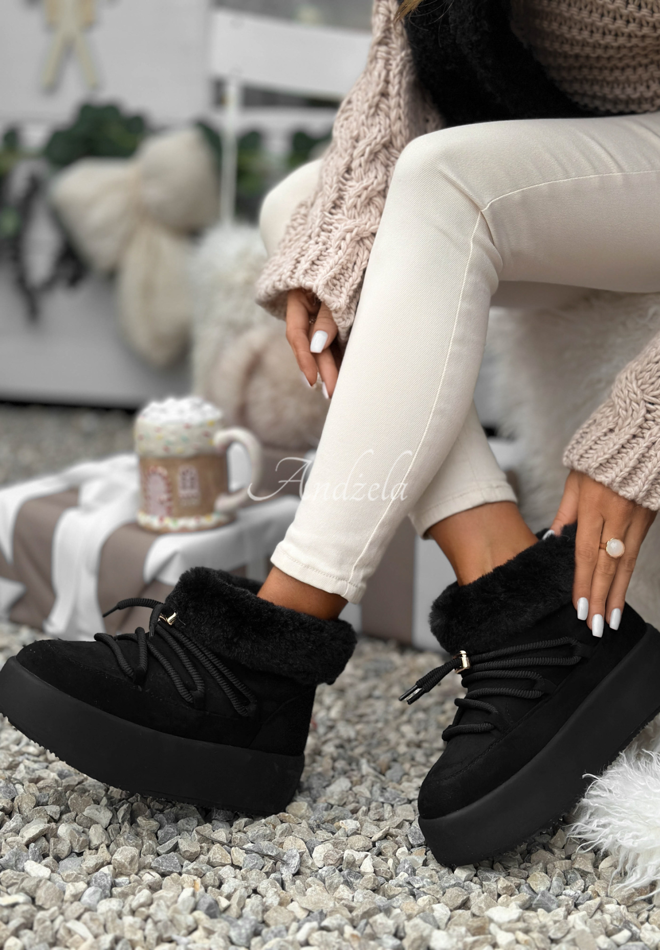 Kurze Wildleder-Schneestiefel mit Schnürung Cold As Ice Schwarz