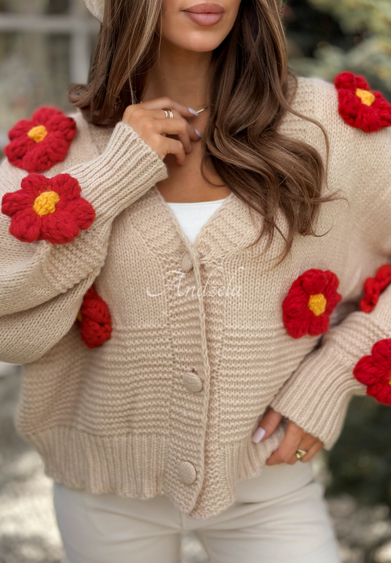 Kurzer Cardigan mit Blumen Puffy Flowers Beige