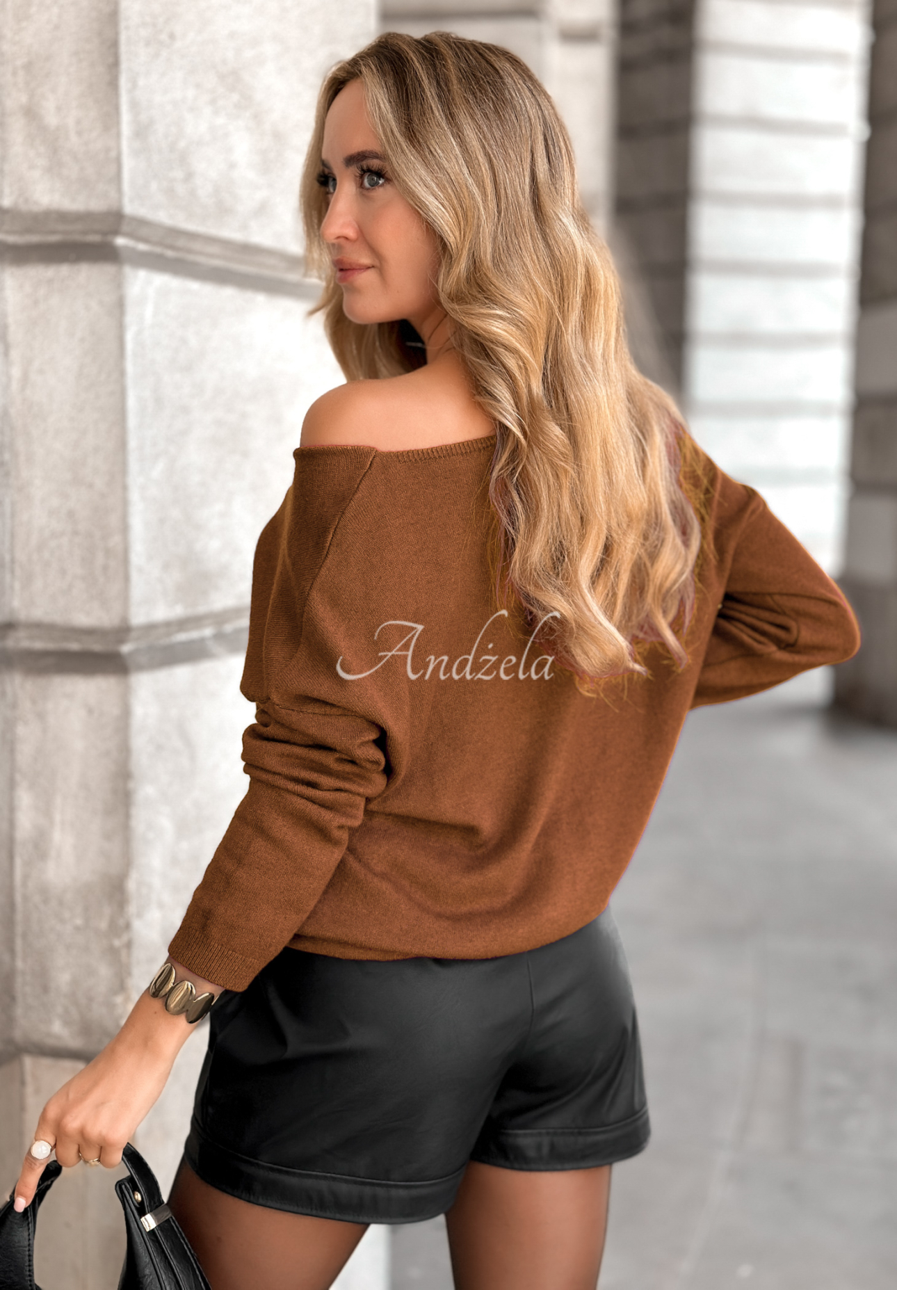 Leichter Pullover mit Ausschnitt Sensibility Camel