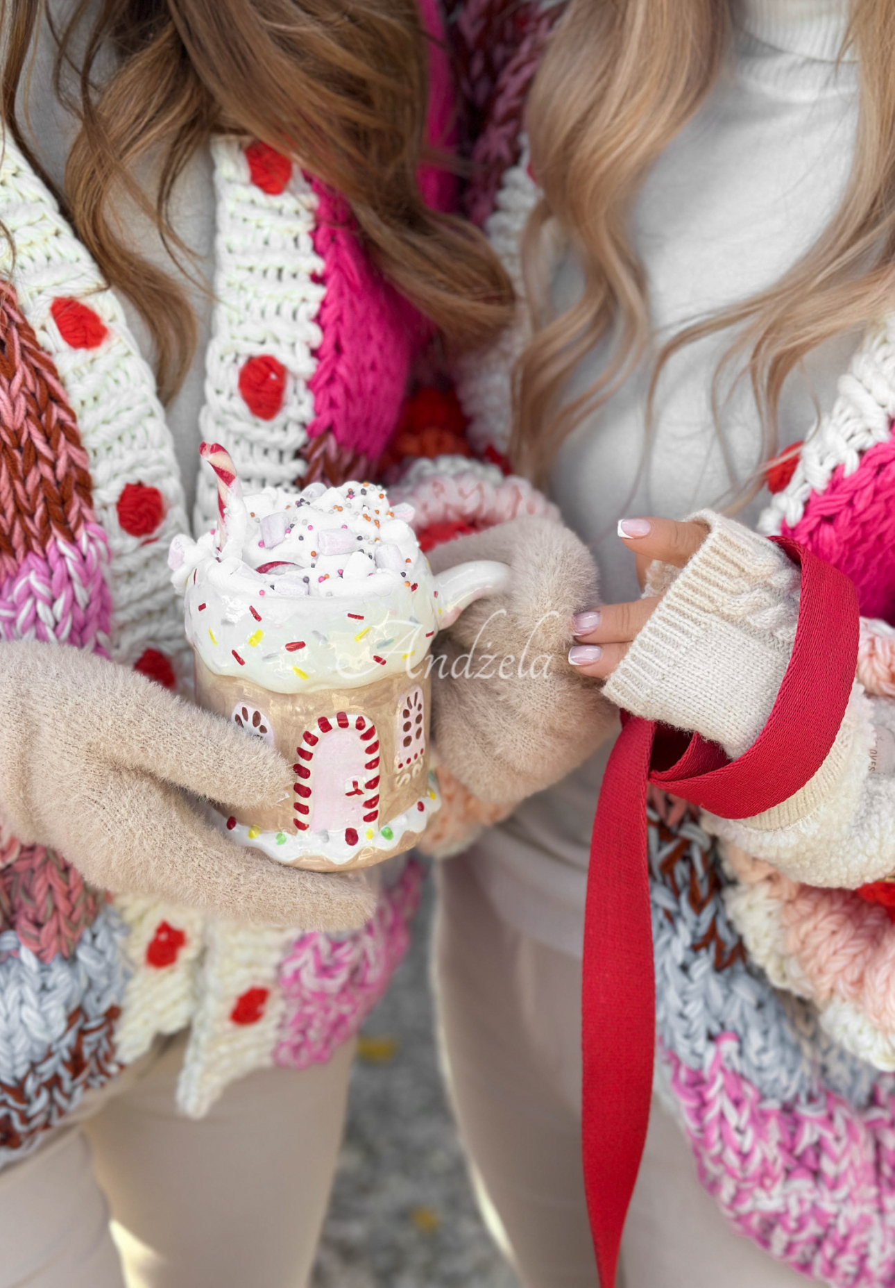 Kurze Strickjacke mit dekorativem Strickmuster Cup Of Hot rosa-Beige