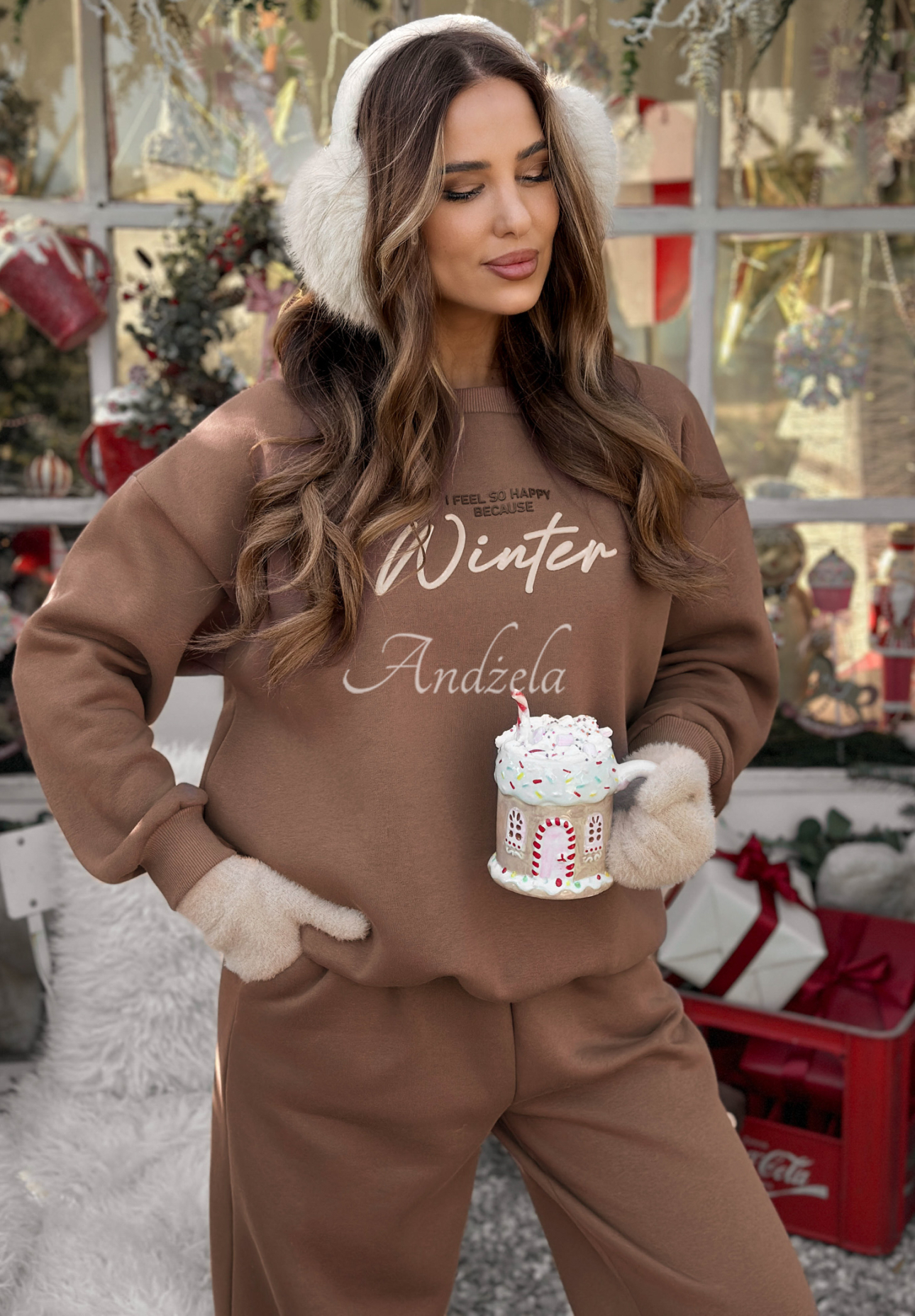 Isoliertes Trainingsanzug-Set: Sweatshirt und Hose So Happy Because Winter Schokoladenbraun