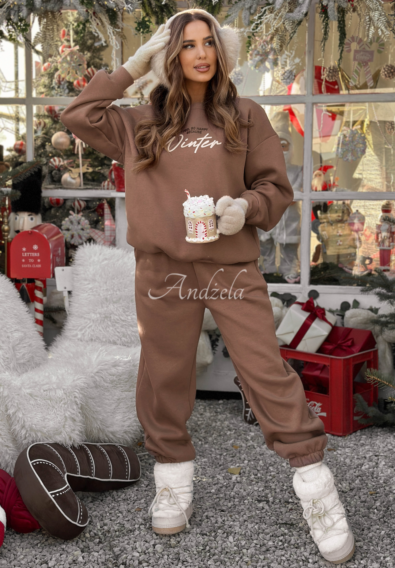 Isoliertes Trainingsanzug-Set: Sweatshirt und Hose So Happy Because Winter Schokoladenbraun