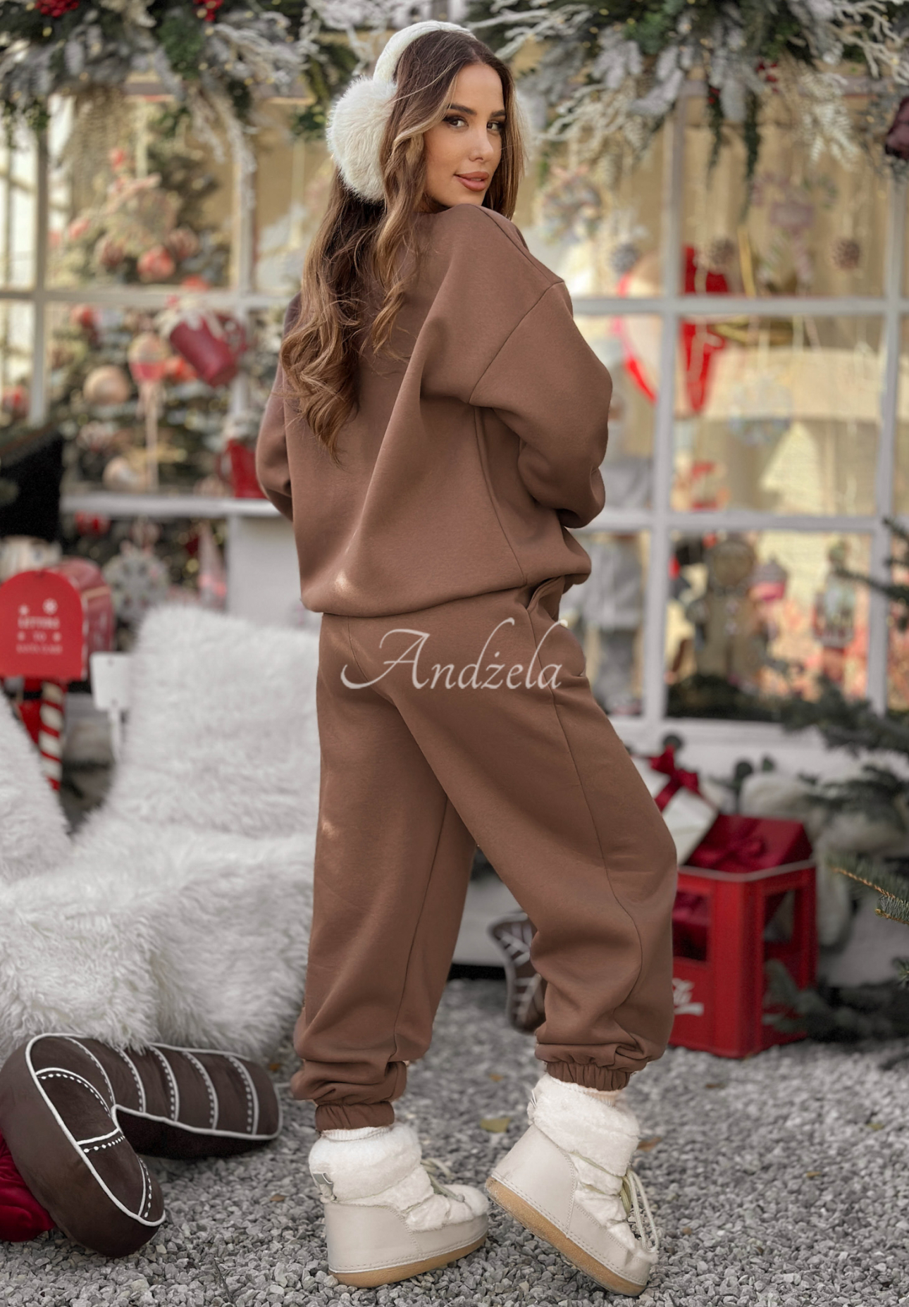 Isoliertes Trainingsanzug-Set: Sweatshirt und Hose So Happy Because Winter Schokoladenbraun