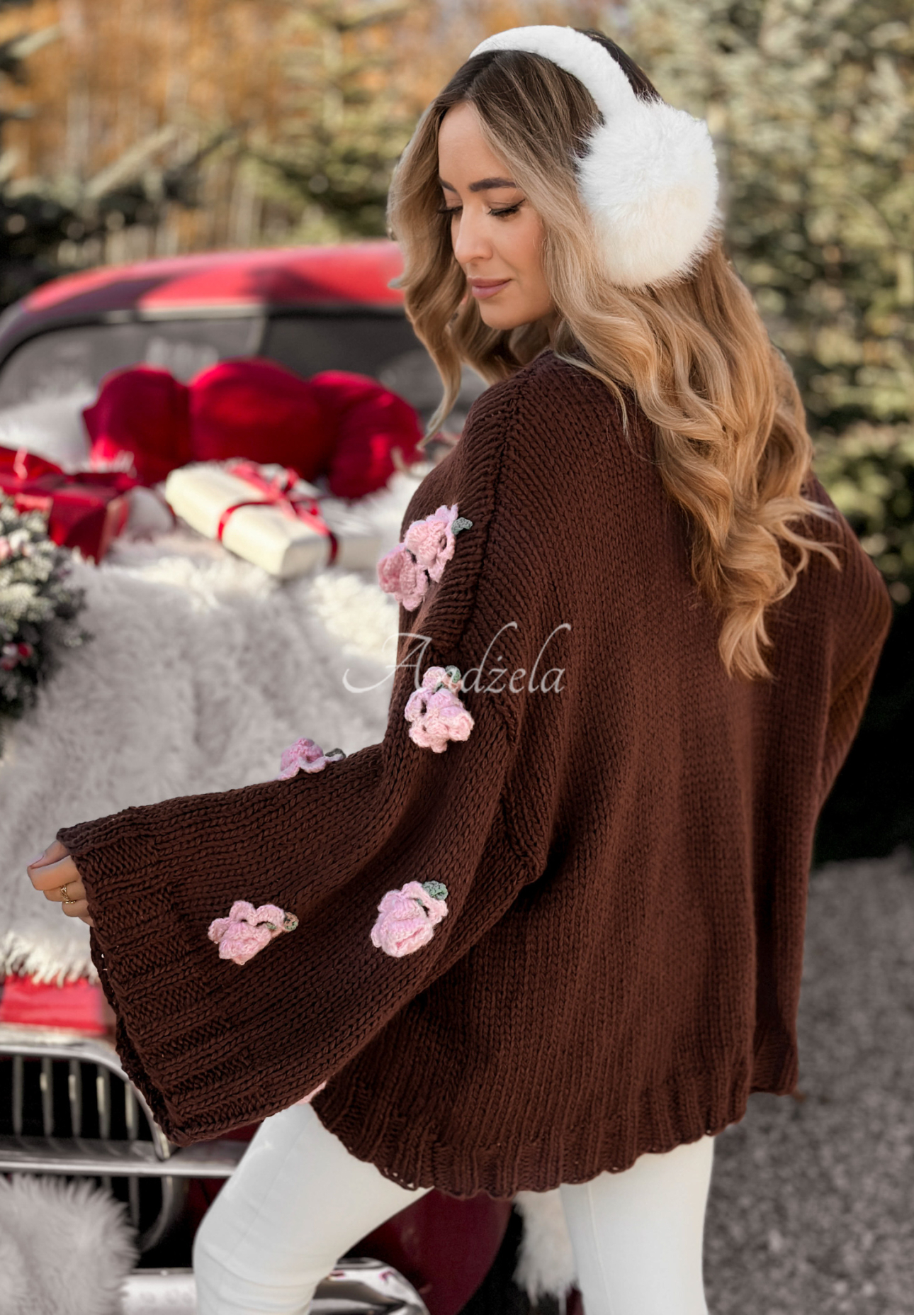 Pullover mit weiten Ärmeln mit Rosenmuster Sweet Little Roses Schokoladenbraun