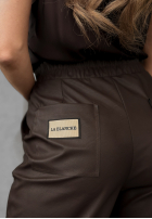 Kunstleder Hose She Is Strong Schokoladenbraun