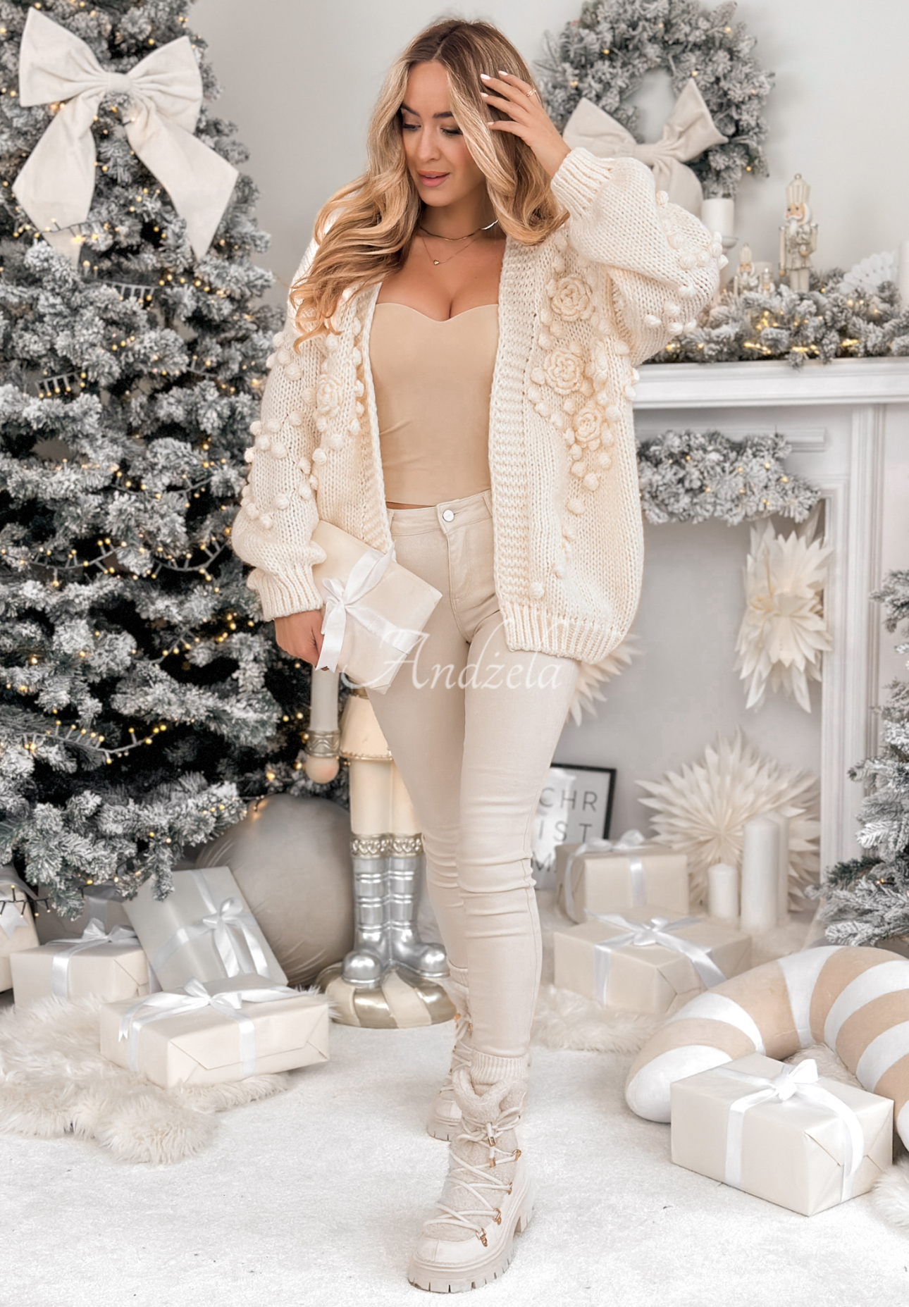 Dekorativ gewebte Strickjacke mit Rosen Freezed Roses Ecru