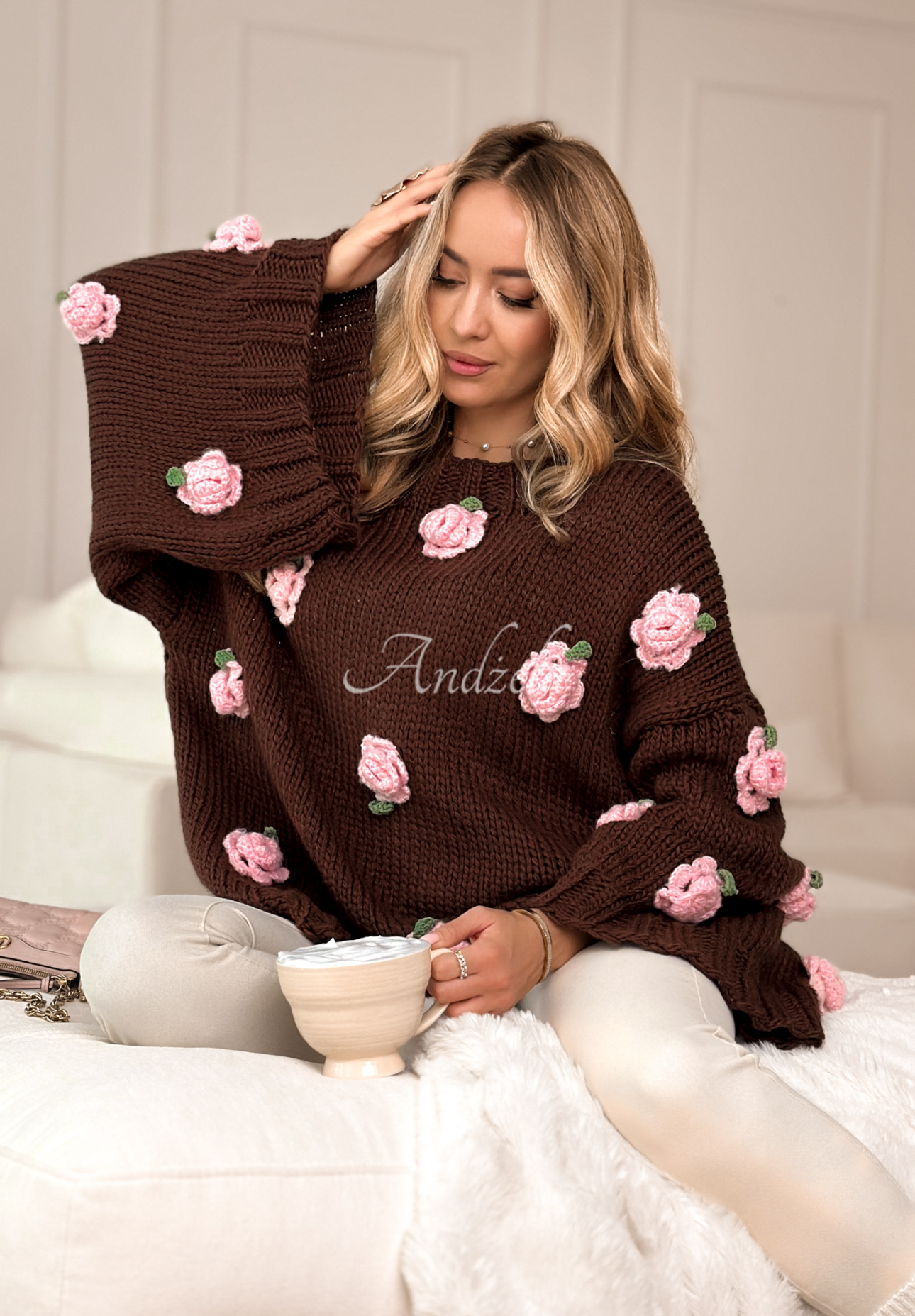 Pullover mit weiten Ärmeln mit Rosenmuster Sweet Little Roses Schokoladenbraun