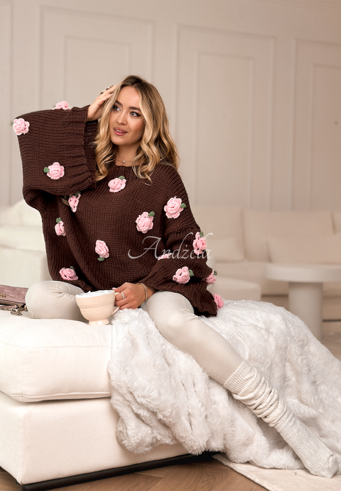 Pullover mit weiten Ärmeln mit Rosenmuster Sweet Little Roses Schokoladenbraun