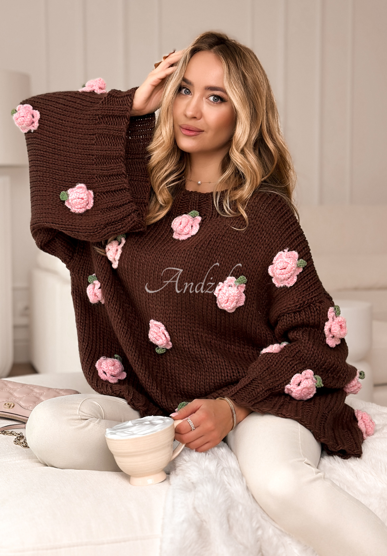 Pullover mit weiten Ärmeln mit Rosenmuster Sweet Little Roses Schokoladenbraun