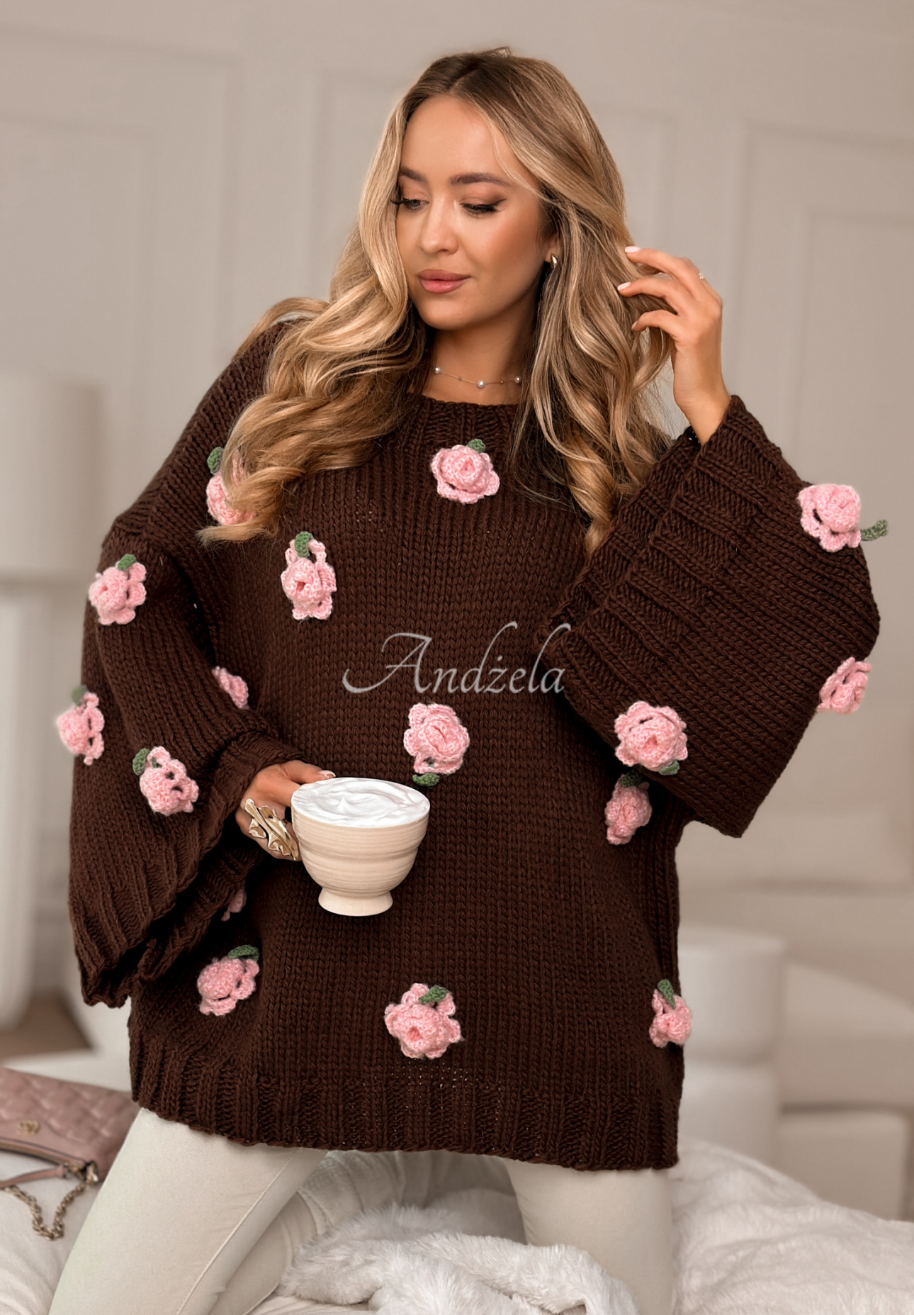 Pullover mit weiten Ärmeln mit Rosenmuster Sweet Little Roses Schokoladenbraun