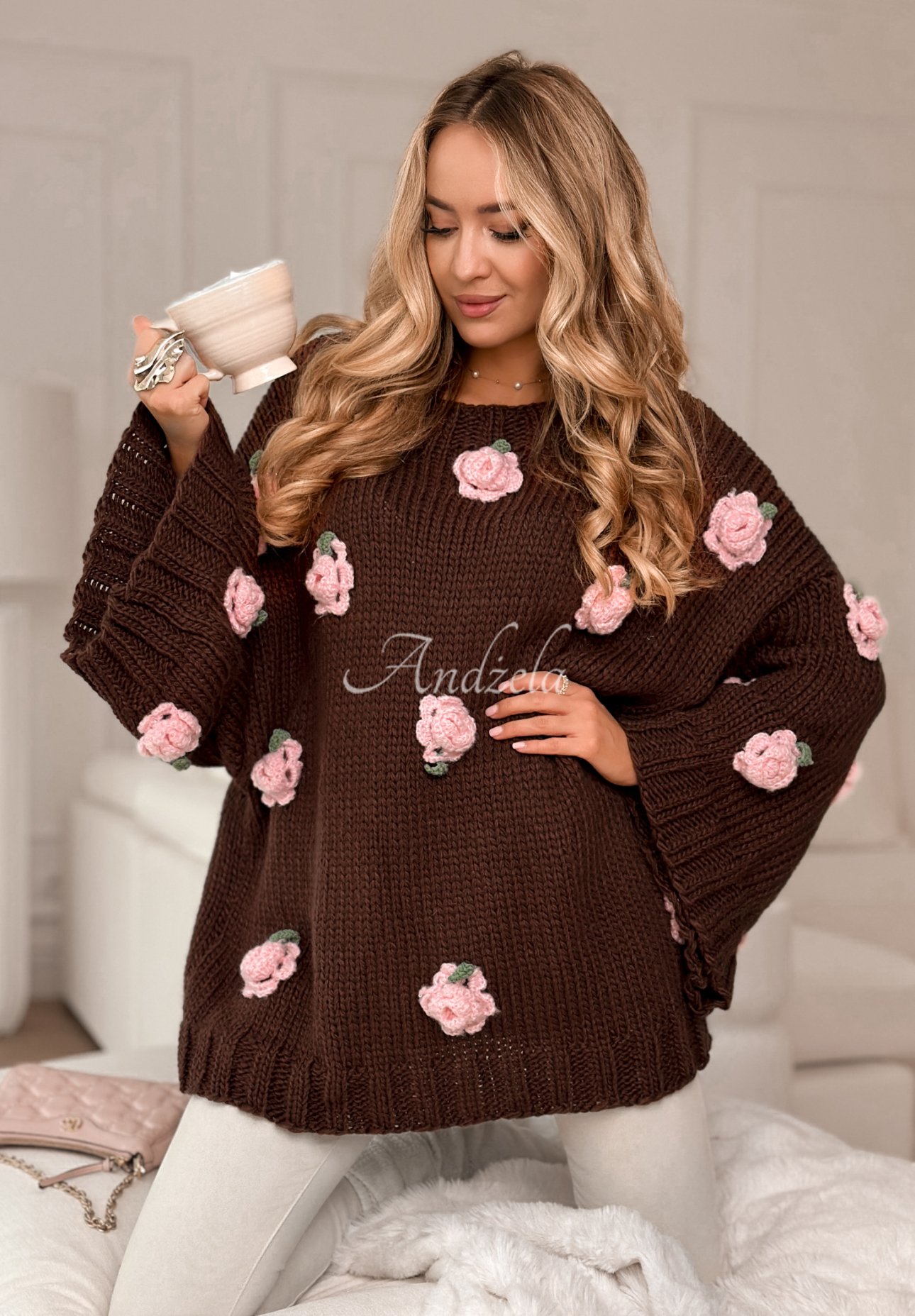 Pullover mit weiten Ärmeln mit Rosenmuster Sweet Little Roses Schokoladenbraun