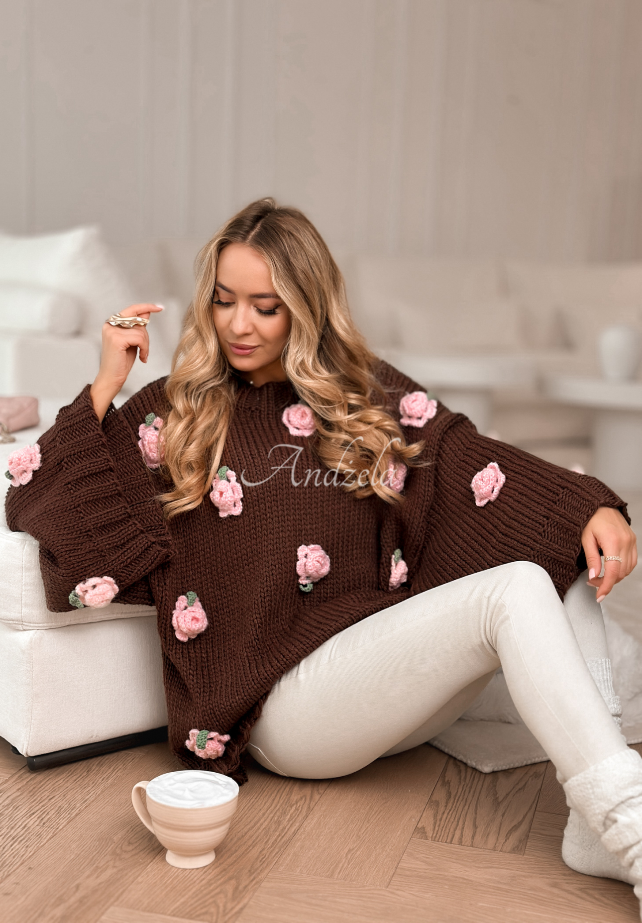 Pullover mit weiten Ärmeln mit Rosenmuster Sweet Little Roses Schokoladenbraun
