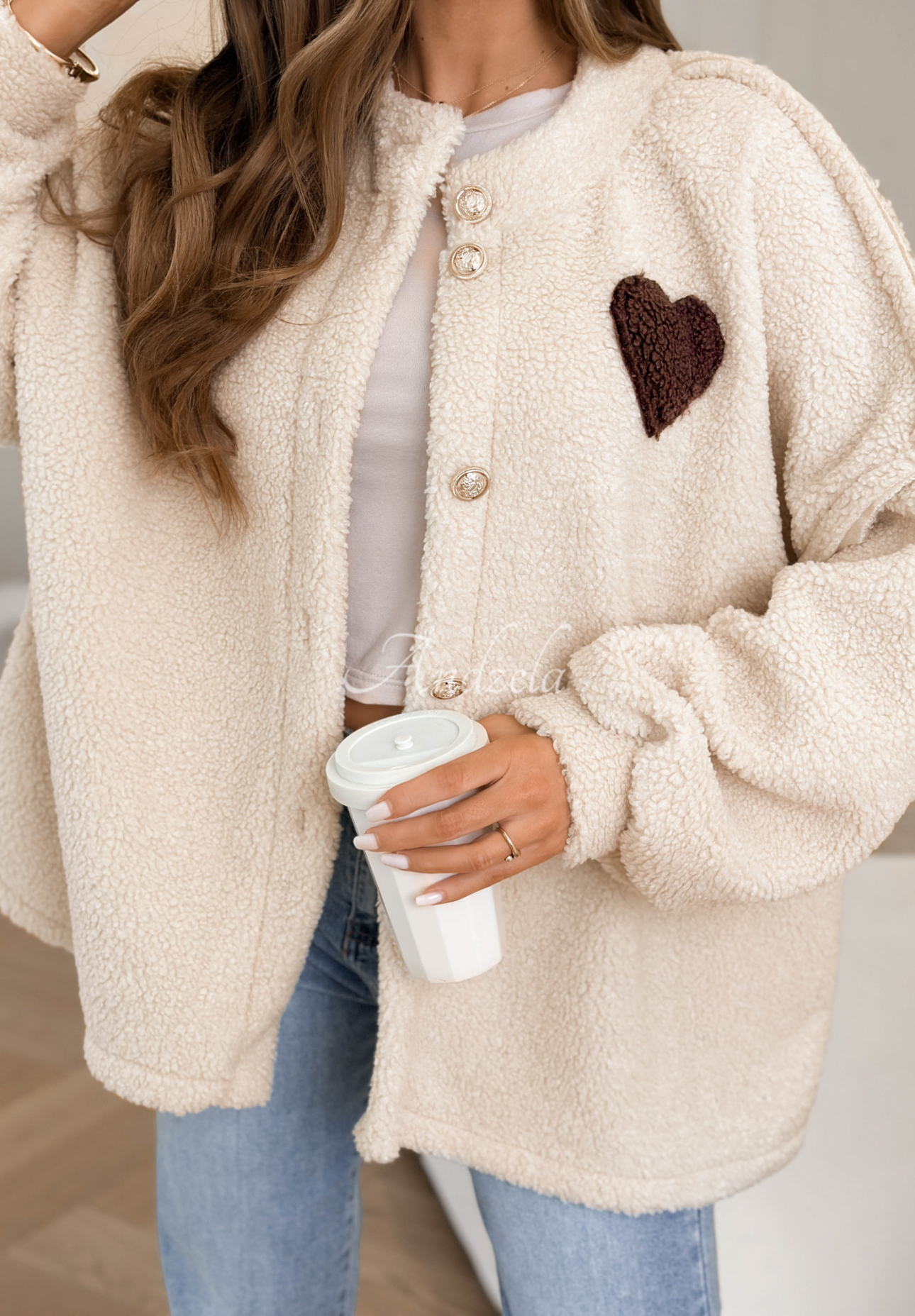 Kurze Sherpa-Jacke aus Lammfellimitat April Feels Beige