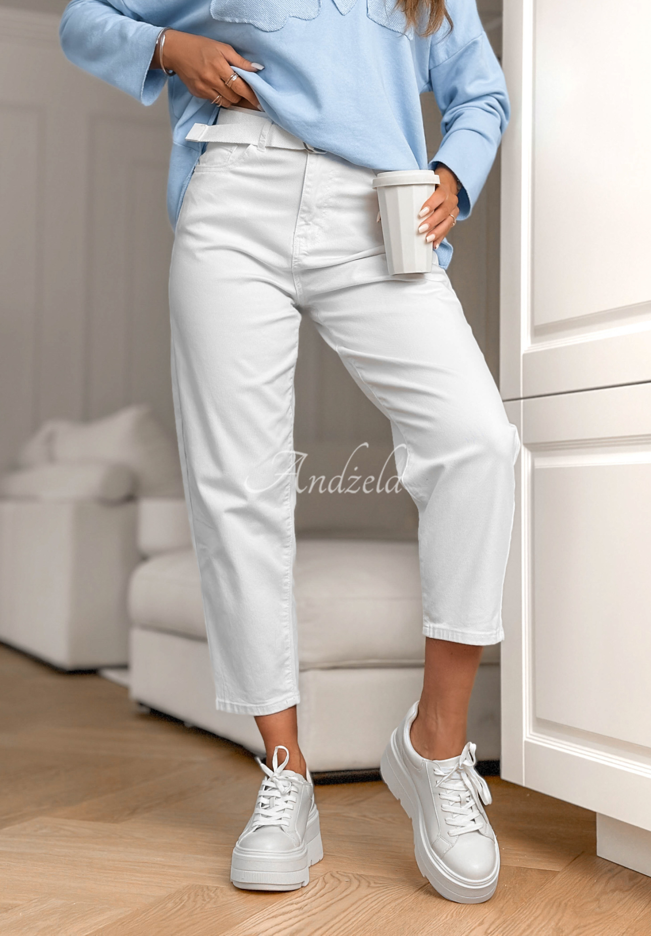 Jeans mom fit mit Gürtel Know Nothing Weiß