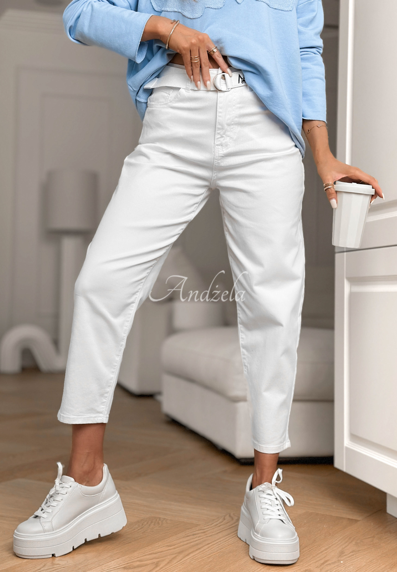 Jeans mom fit mit Gürtel Know Nothing Weiß