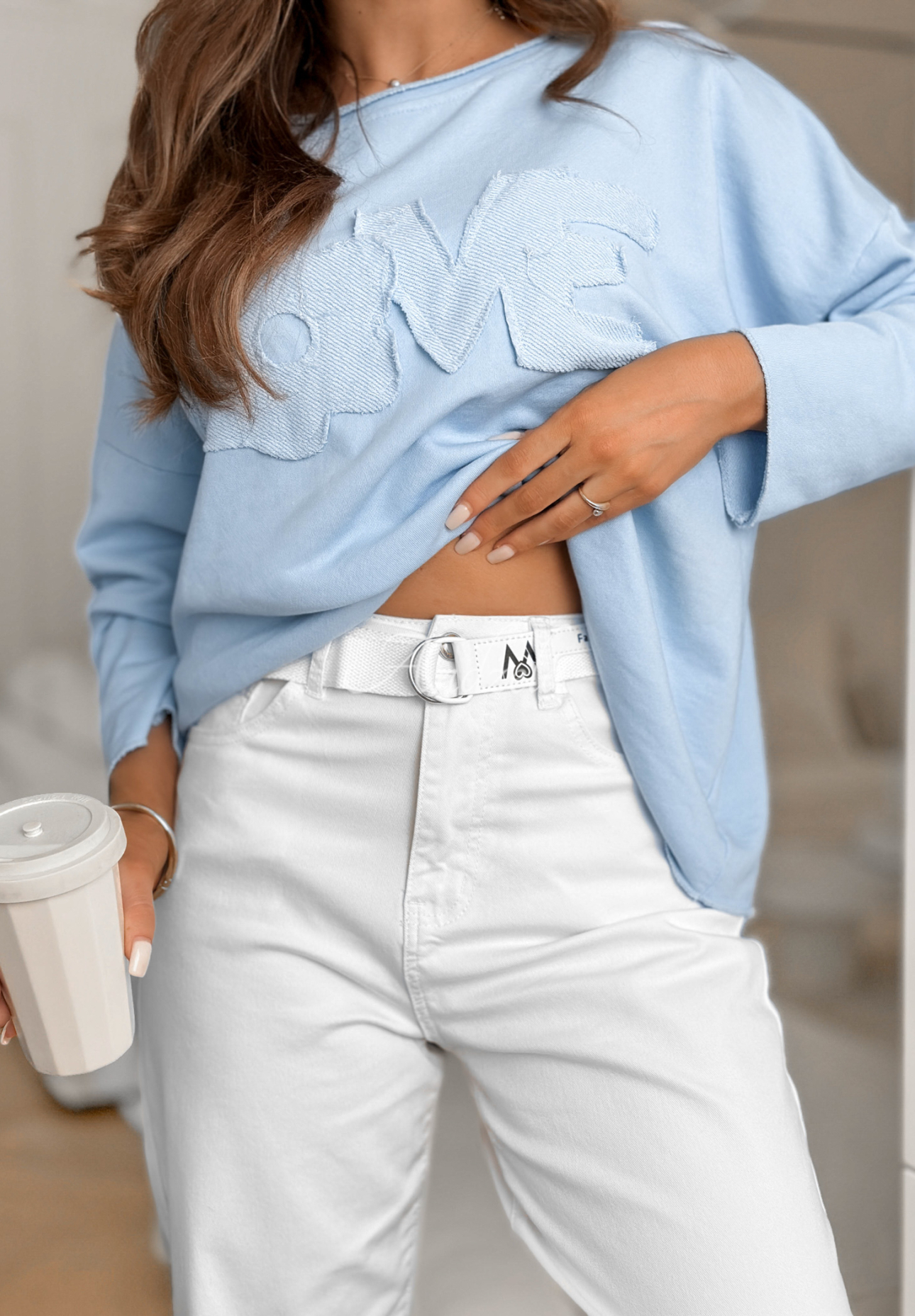 Jeans mom fit mit Gürtel Know Nothing Weiß