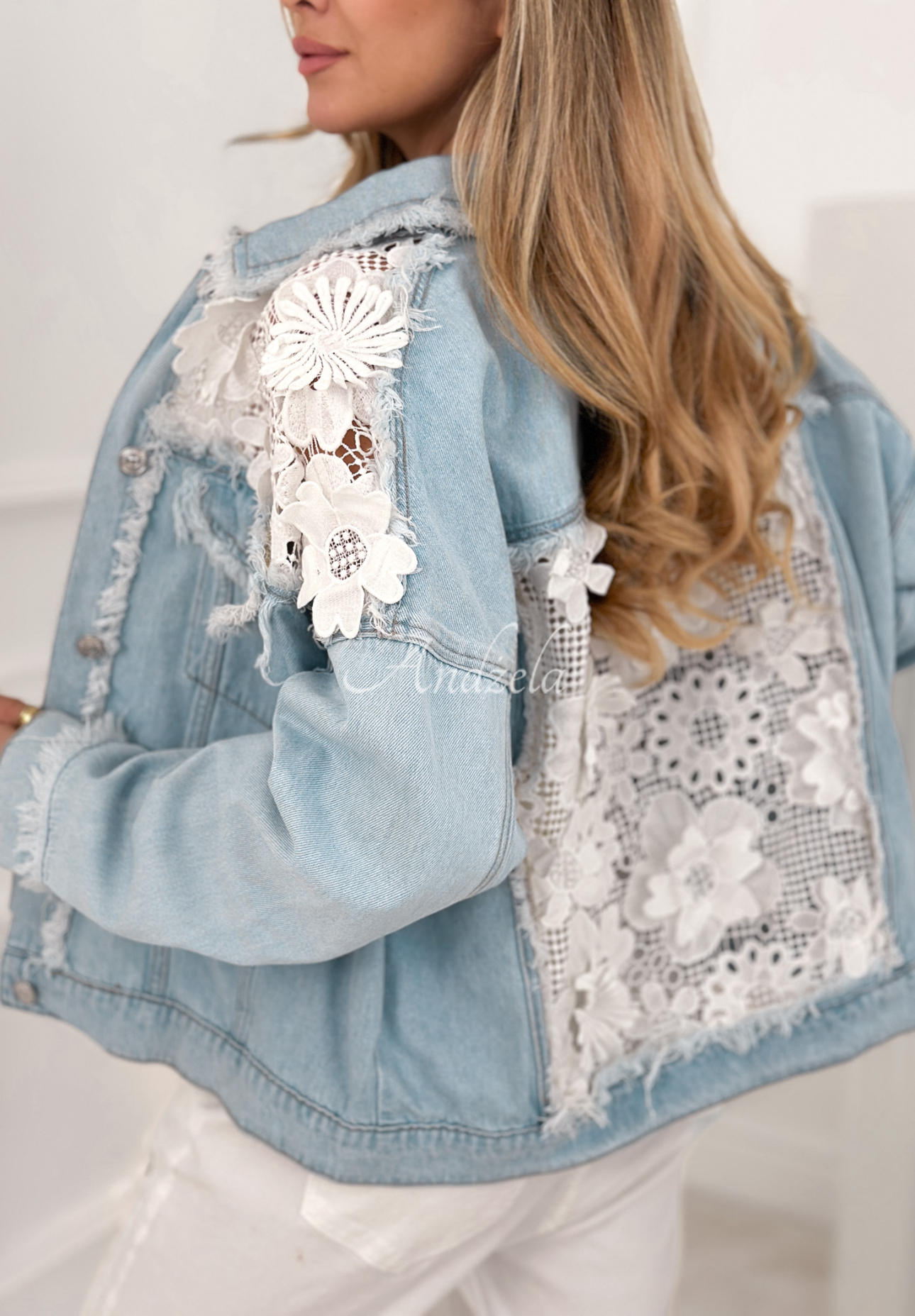 Jeansjacke mit Spitze Covered In Flowers hellblau