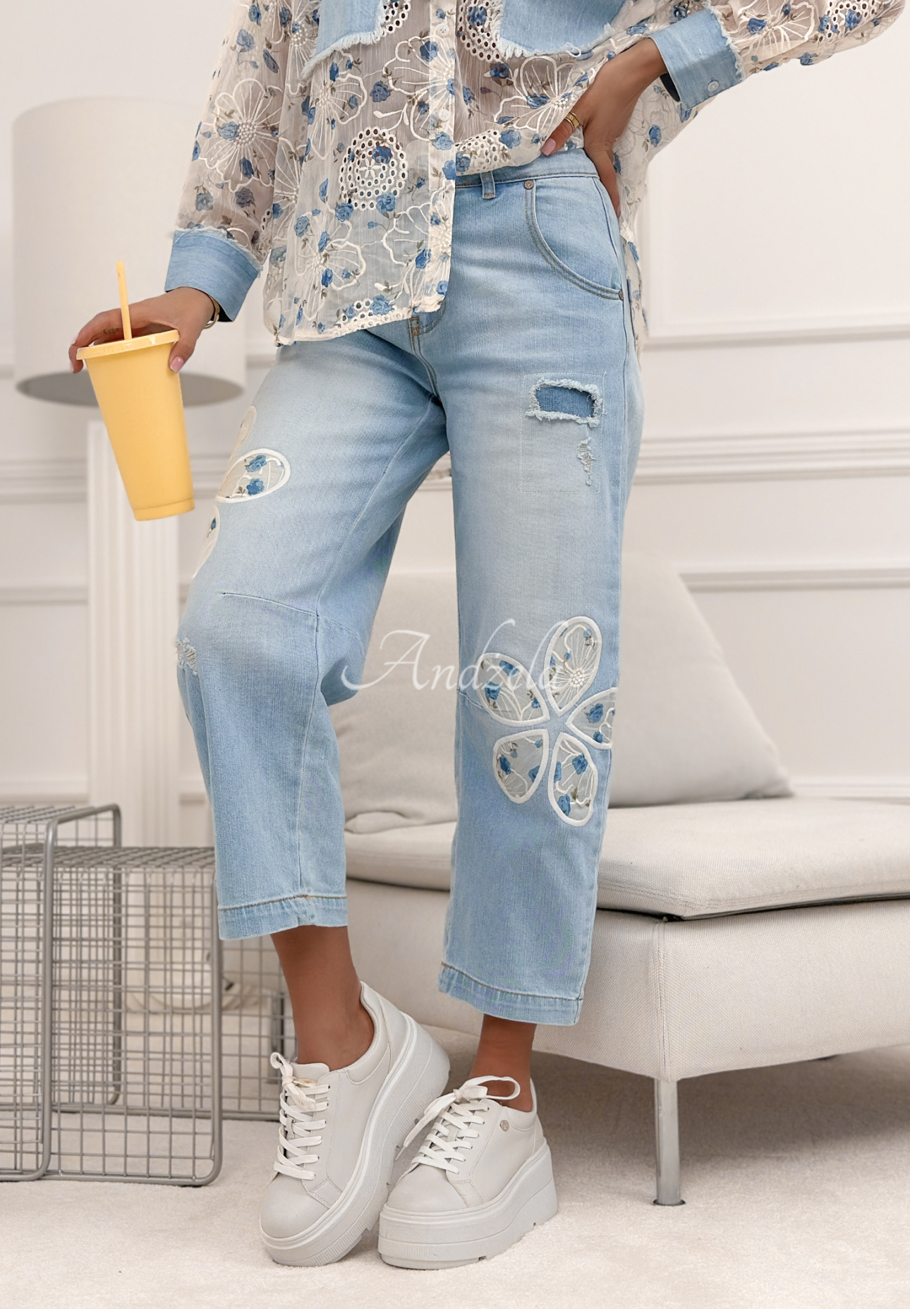 Mom-Fit-Jeanshose mit Stickereien Flowery Gifts Hellblau