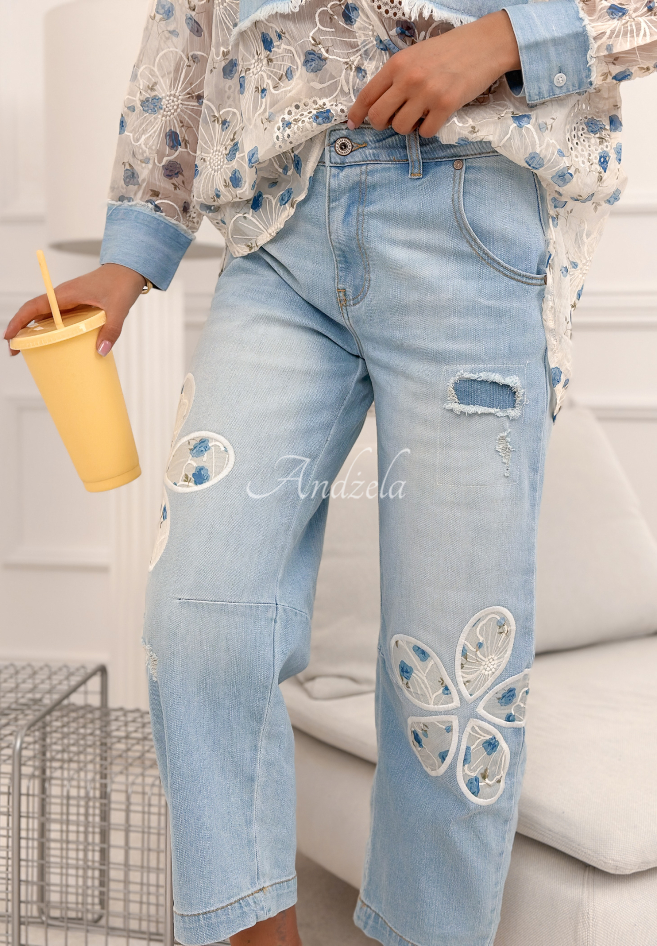 Mom-Fit-Jeanshose mit Stickereien Flowery Gifts Hellblau