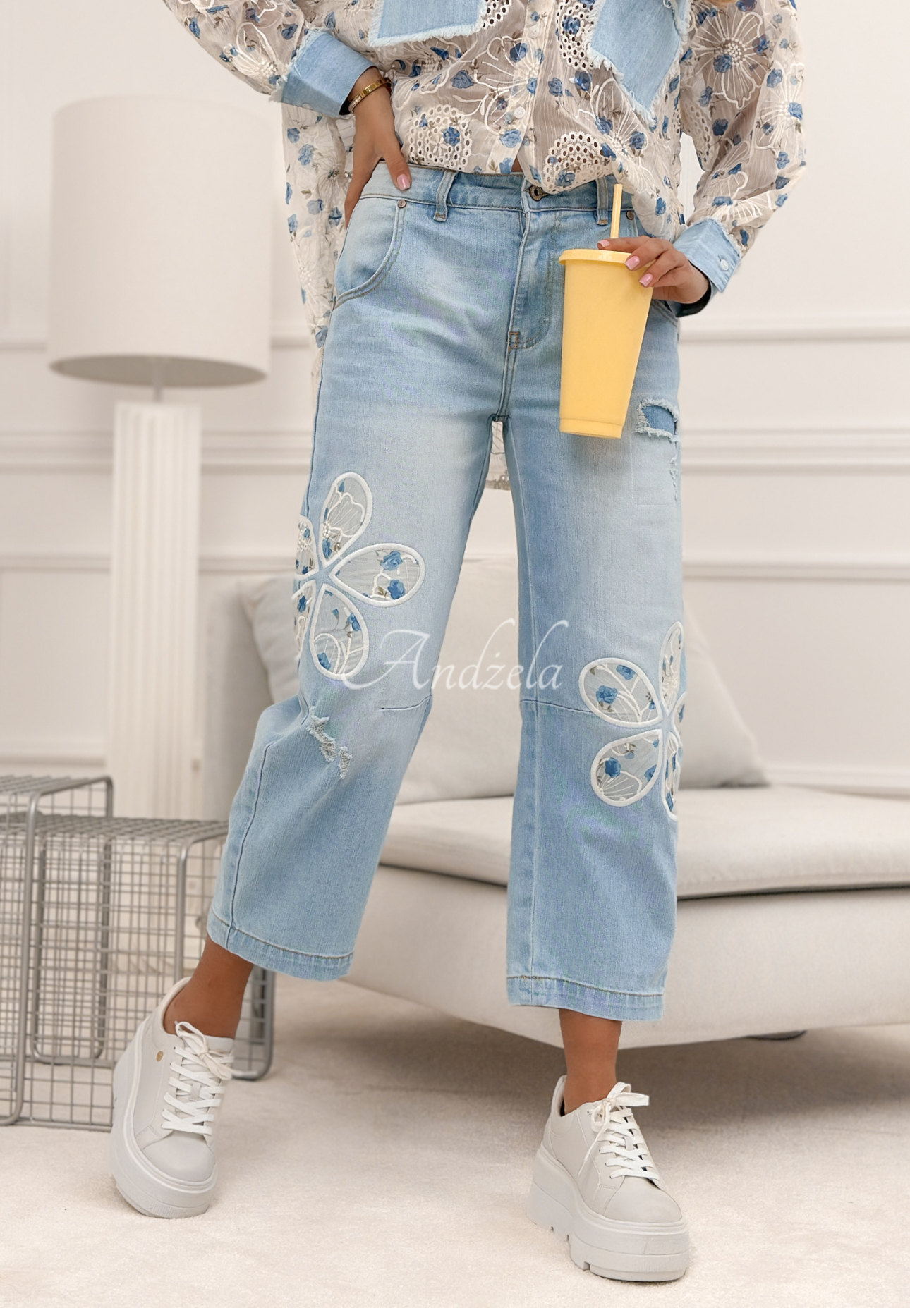 Mom-Fit-Jeanshose mit Stickereien Flowery Gifts Hellblau