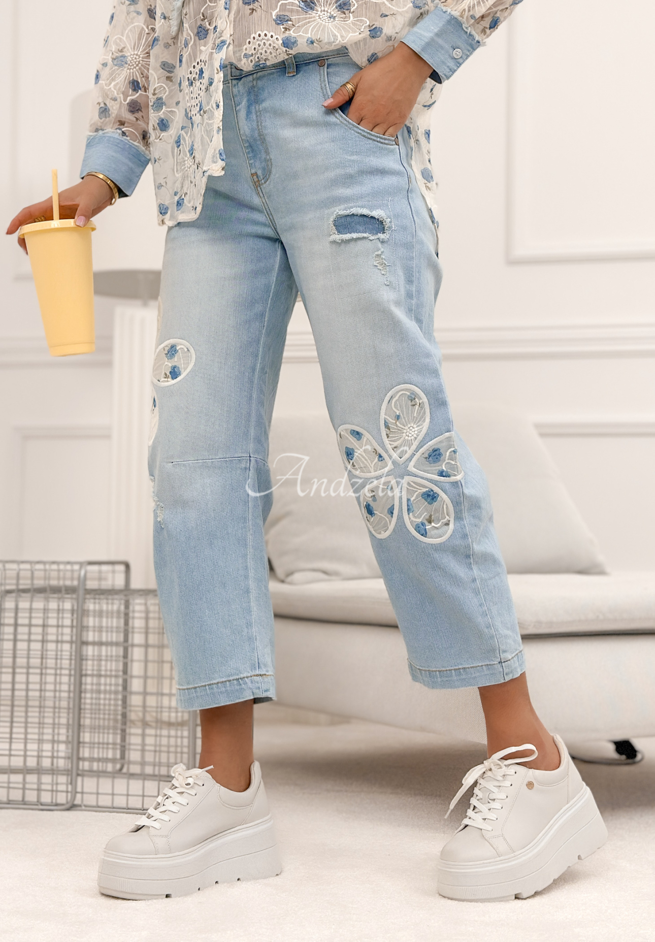 Mom-Fit-Jeanshose mit Stickereien Flowery Gifts Hellblau