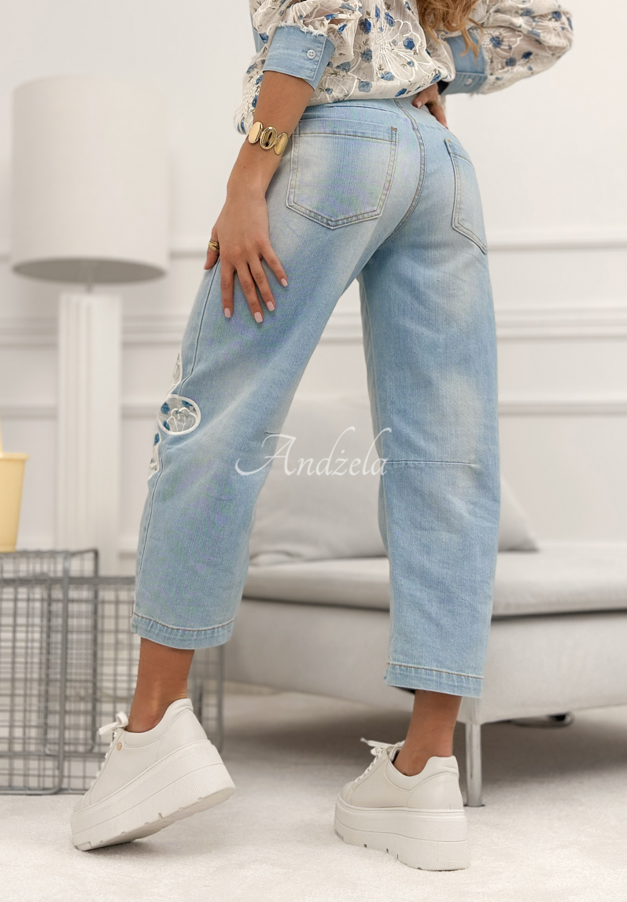 Mom-Fit-Jeanshose mit Stickereien Flowery Gifts Hellblau