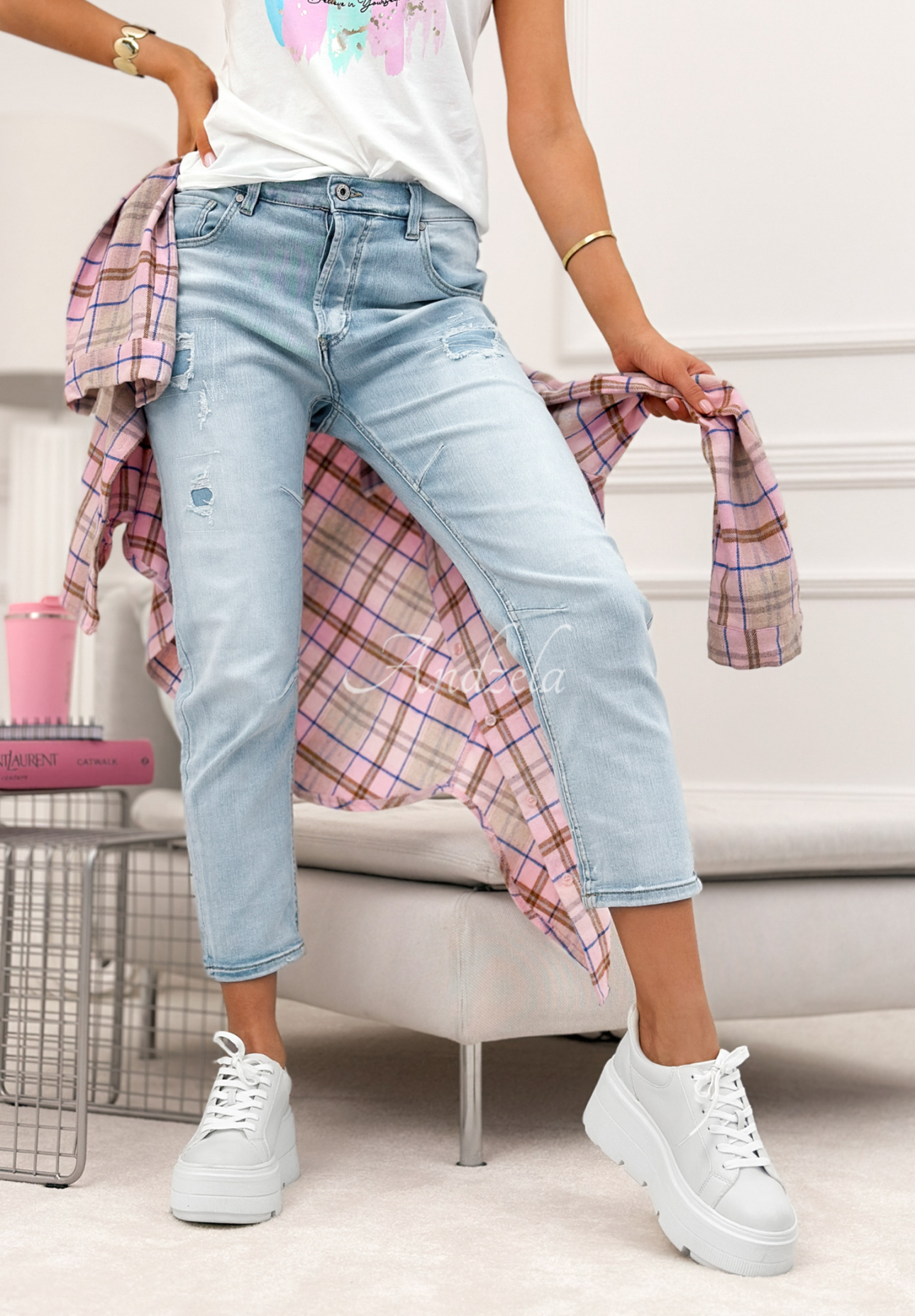 Mom-Fit Jeans mit Abschürfungen Last Spring hellblau