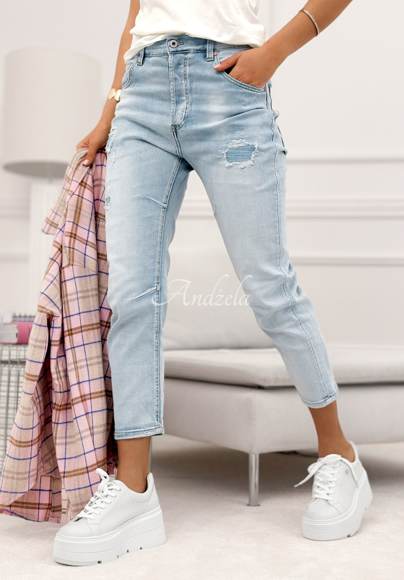 Mom-Fit Jeans mit Abschürfungen Last Spring hellblau