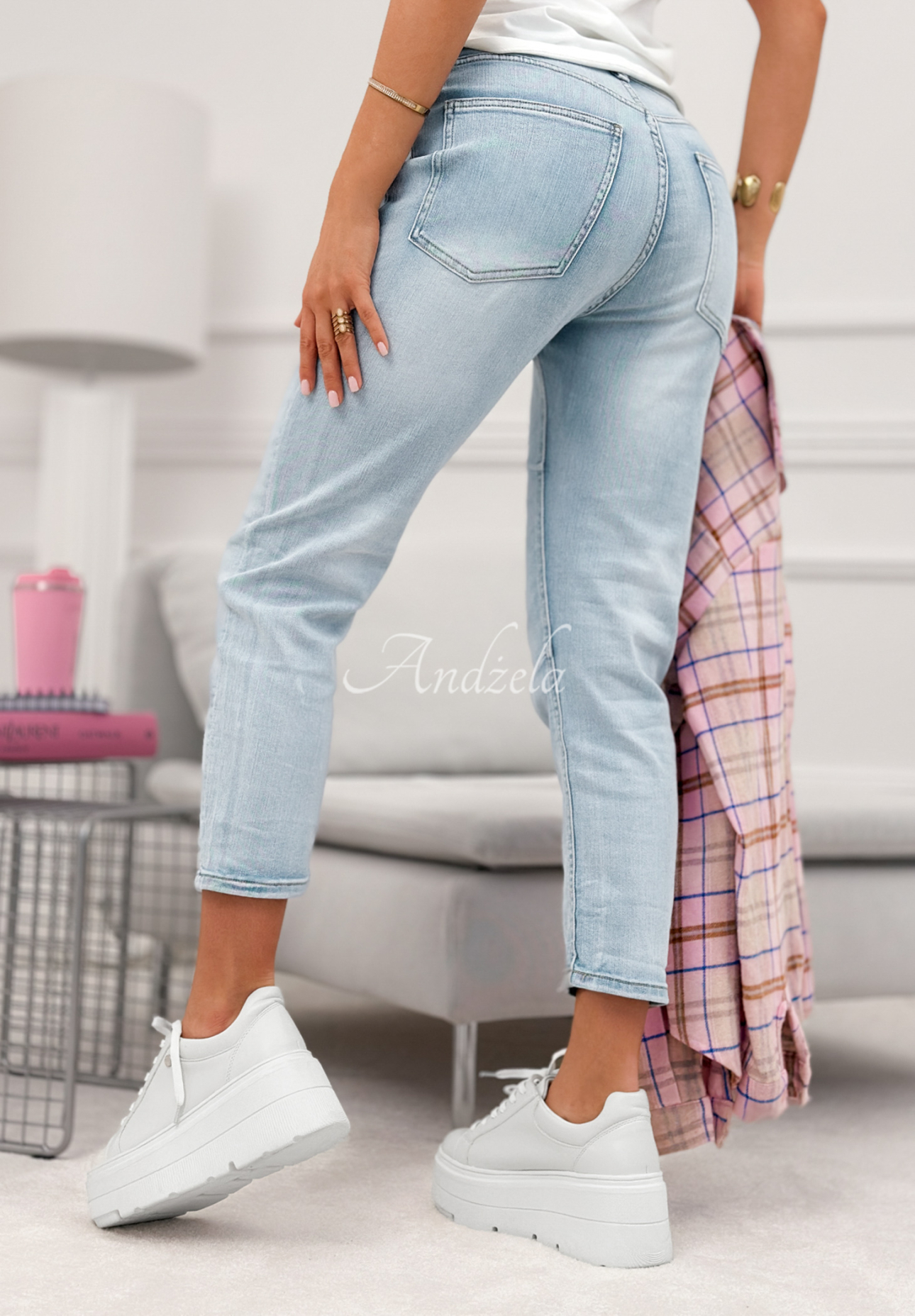 Mom-Fit Jeans mit Abschürfungen Last Spring hellblau
