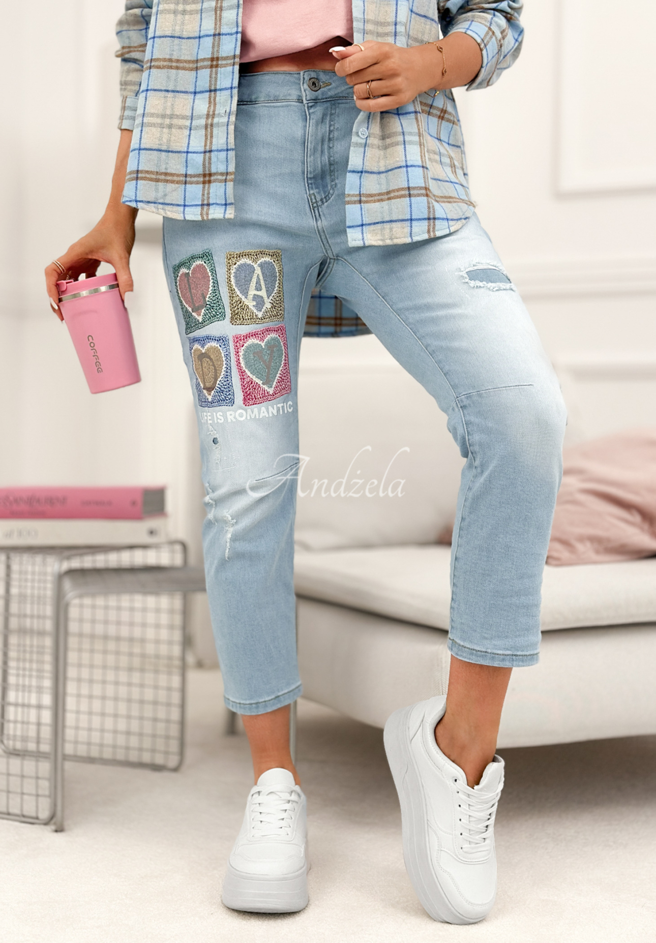 Mom-Fit-Jeanshose mit Aufnähern Four Hearts hellblau