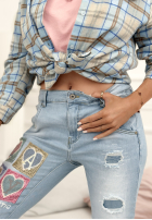 Spodnie jeansowe mom fit z naszywkami Four Hearts jasnoniebieskie