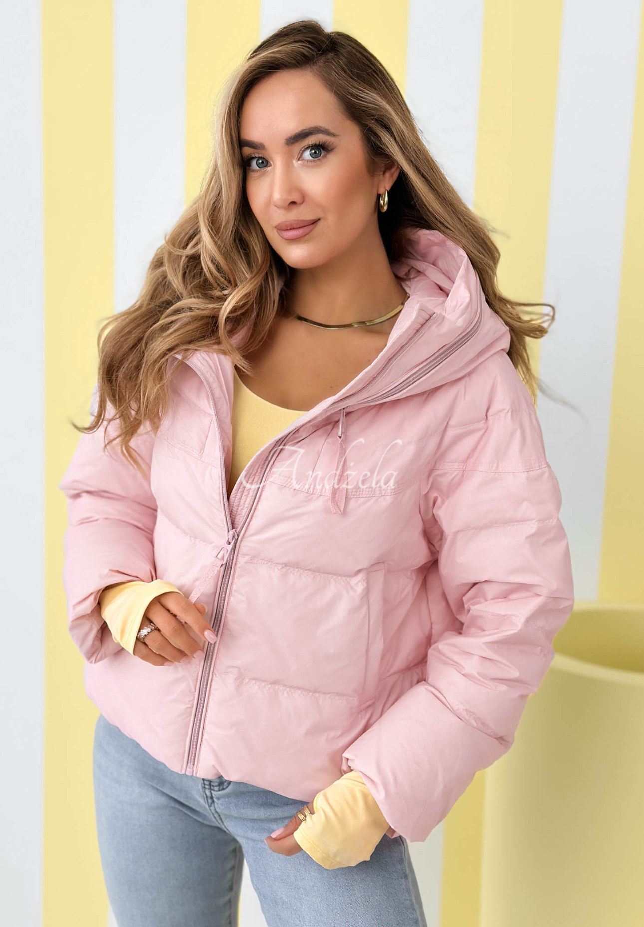 Kurze Daunenjacke mit Kapuze Must Believe Puderrosa