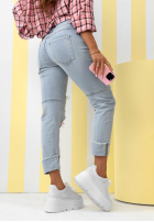 Hose Jeans mom fit z kwiatami Sweet Little Flowers Hellblau