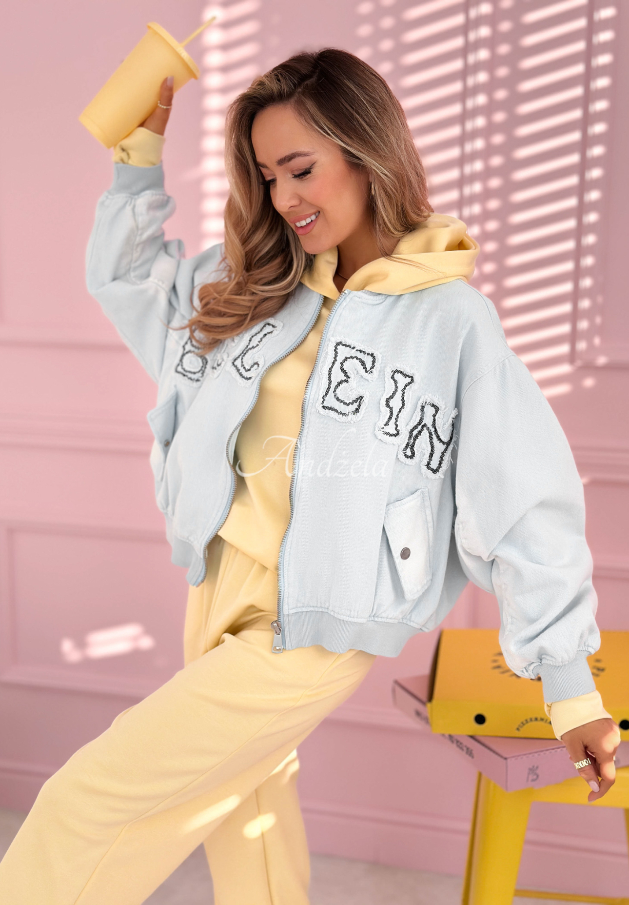 Bomberjacke mit Aufnähern The Rabbit Lady Himmelblau