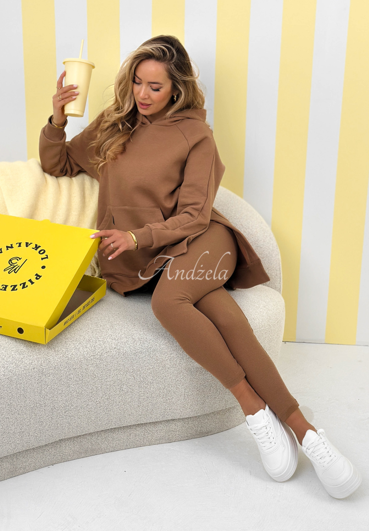 Sweatshirt mit Tasche und Kapuze Siempre Camel