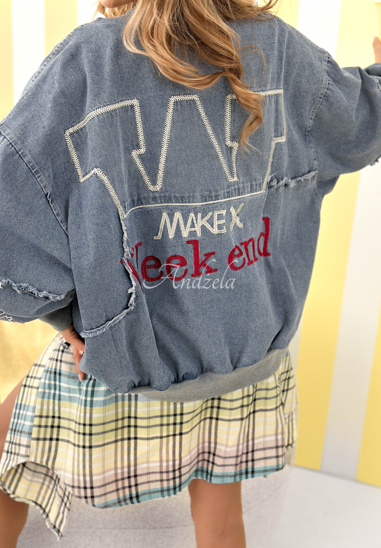 Oversize-Denimjacke mit Aufnähern Nothing Is Impossible Hellblau