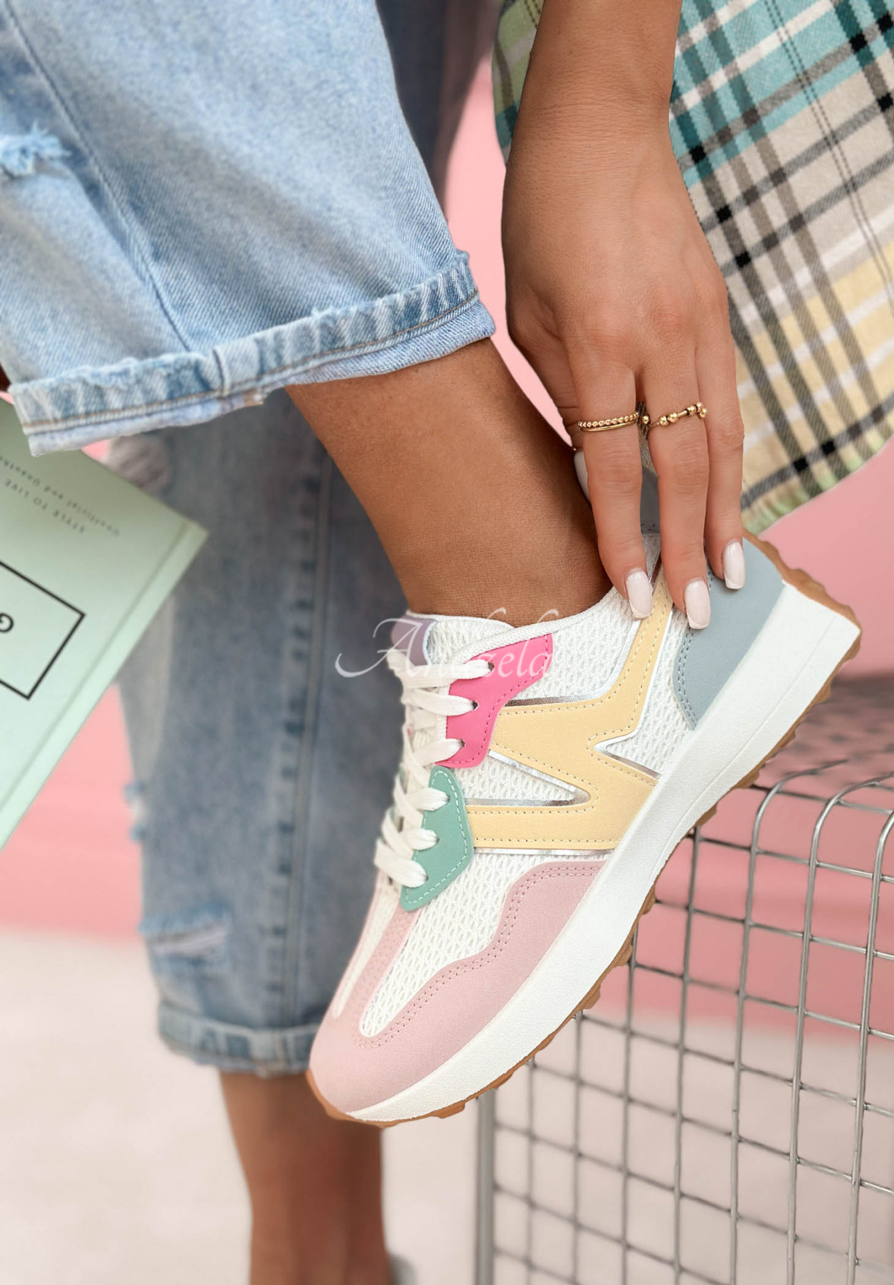 Running Towards You sneakers in white and pink