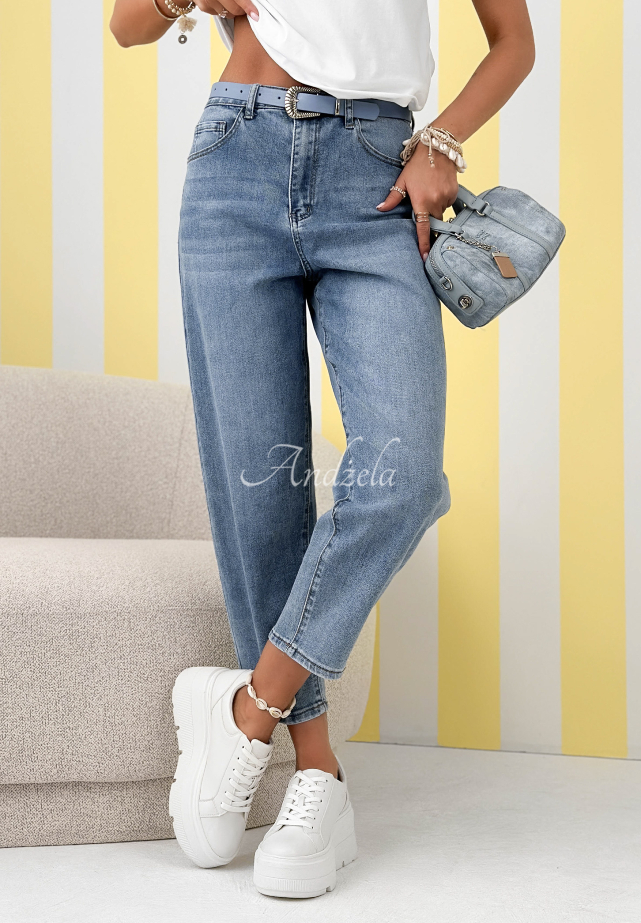 Mom-Fit Jeans mit Gürtel Hard To Forget Blau
